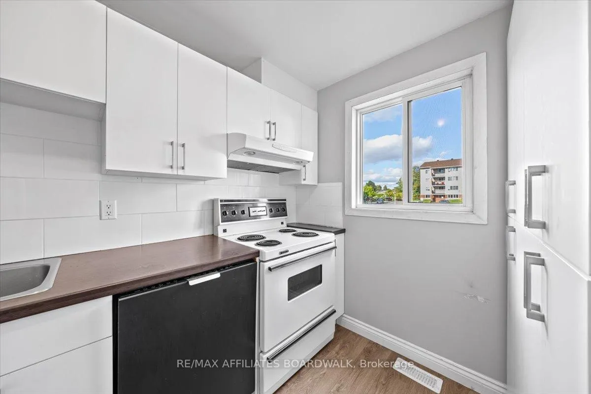 Photo 5 of 6482 Bilberry Drive W, Ottawa, Convent Glen North — HOMEH
