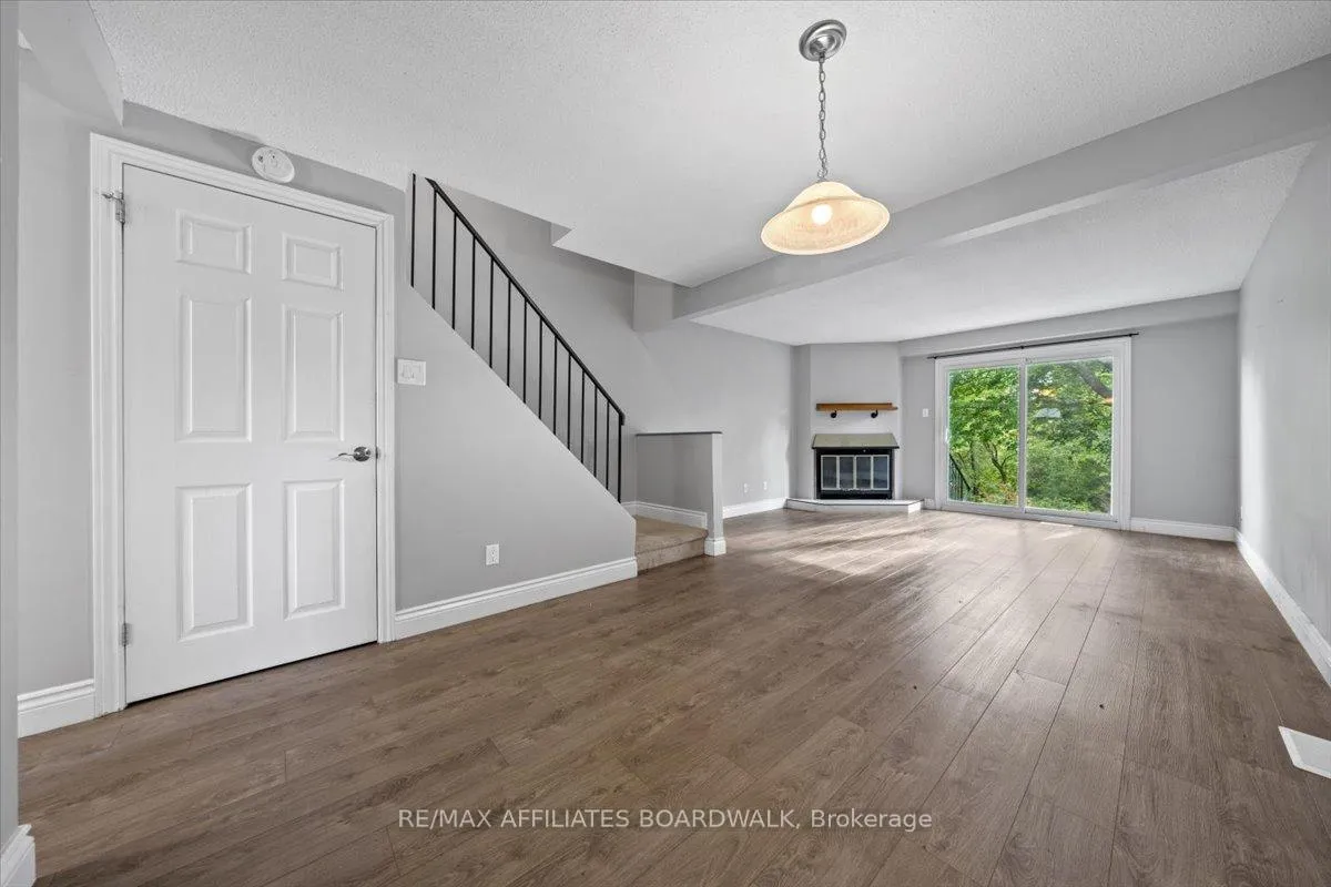 Photo 14 of 6482 Bilberry Drive W, Ottawa, Convent Glen North — HOMEH