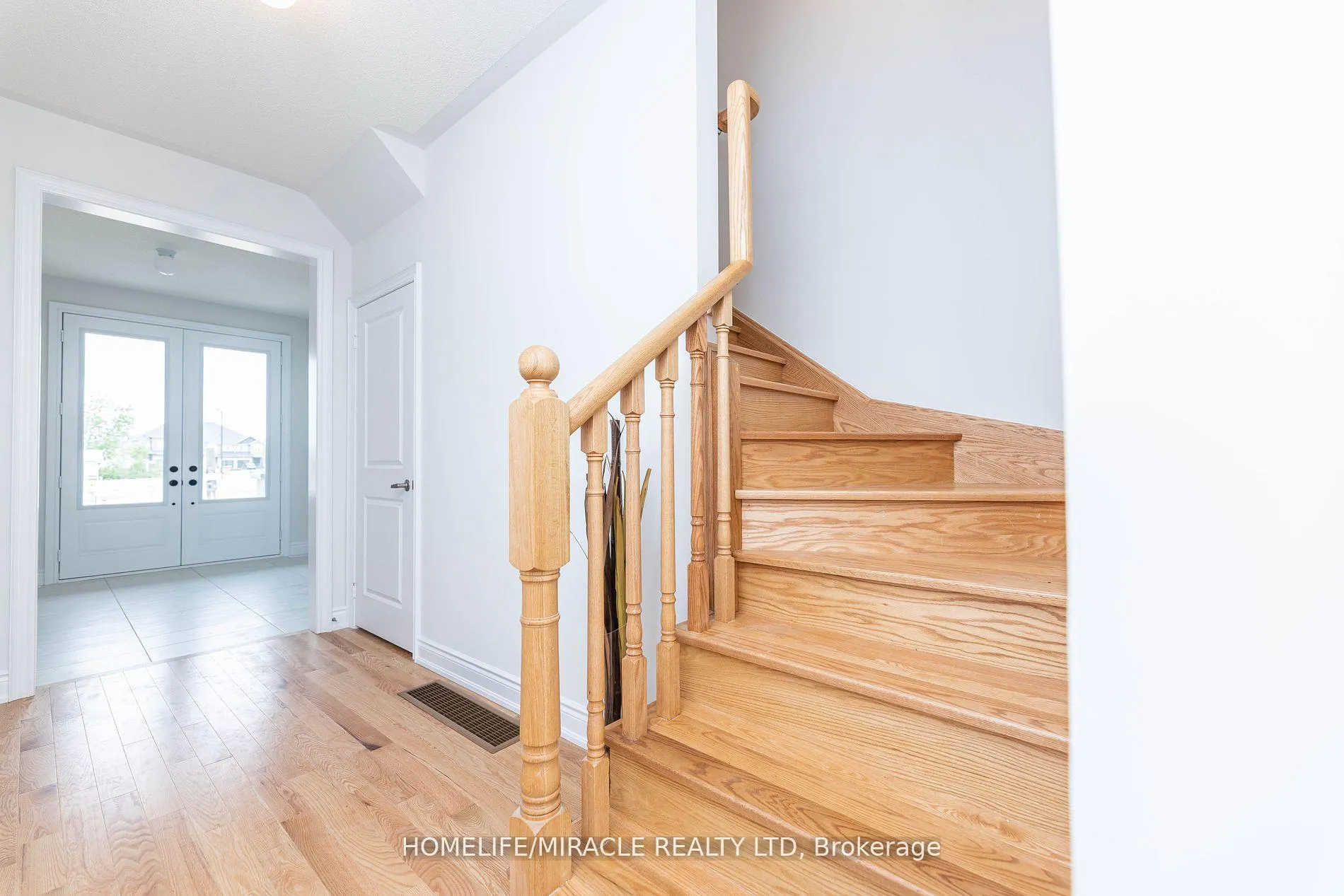 Photo 7 of 413 Tennant Circle, Vaughan, Vellore Village — HOMEH