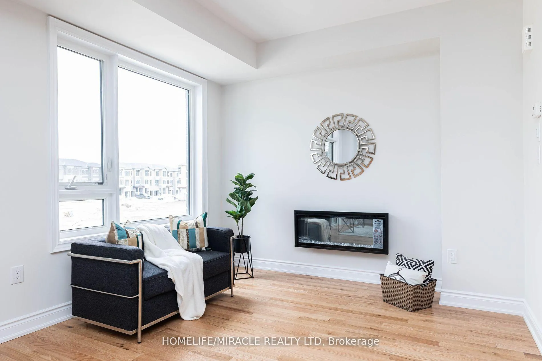 Photo 13 of 413 Tennant Circle, Vaughan, Vellore Village — HOMEH