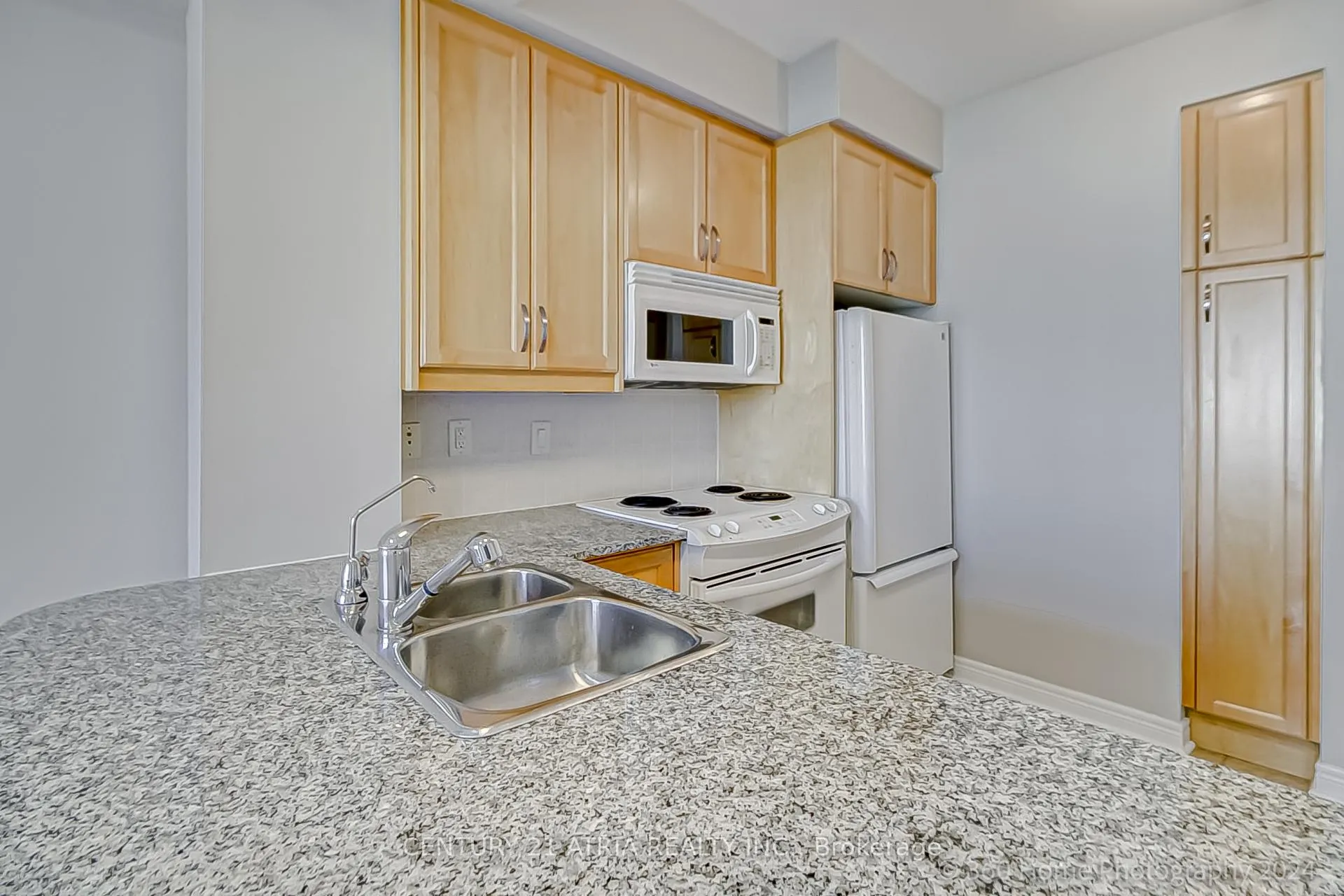 Photo 3 of Unit 1102, 100 Hayden Street, Toronto, Church-Yonge Corridor — HOMEH