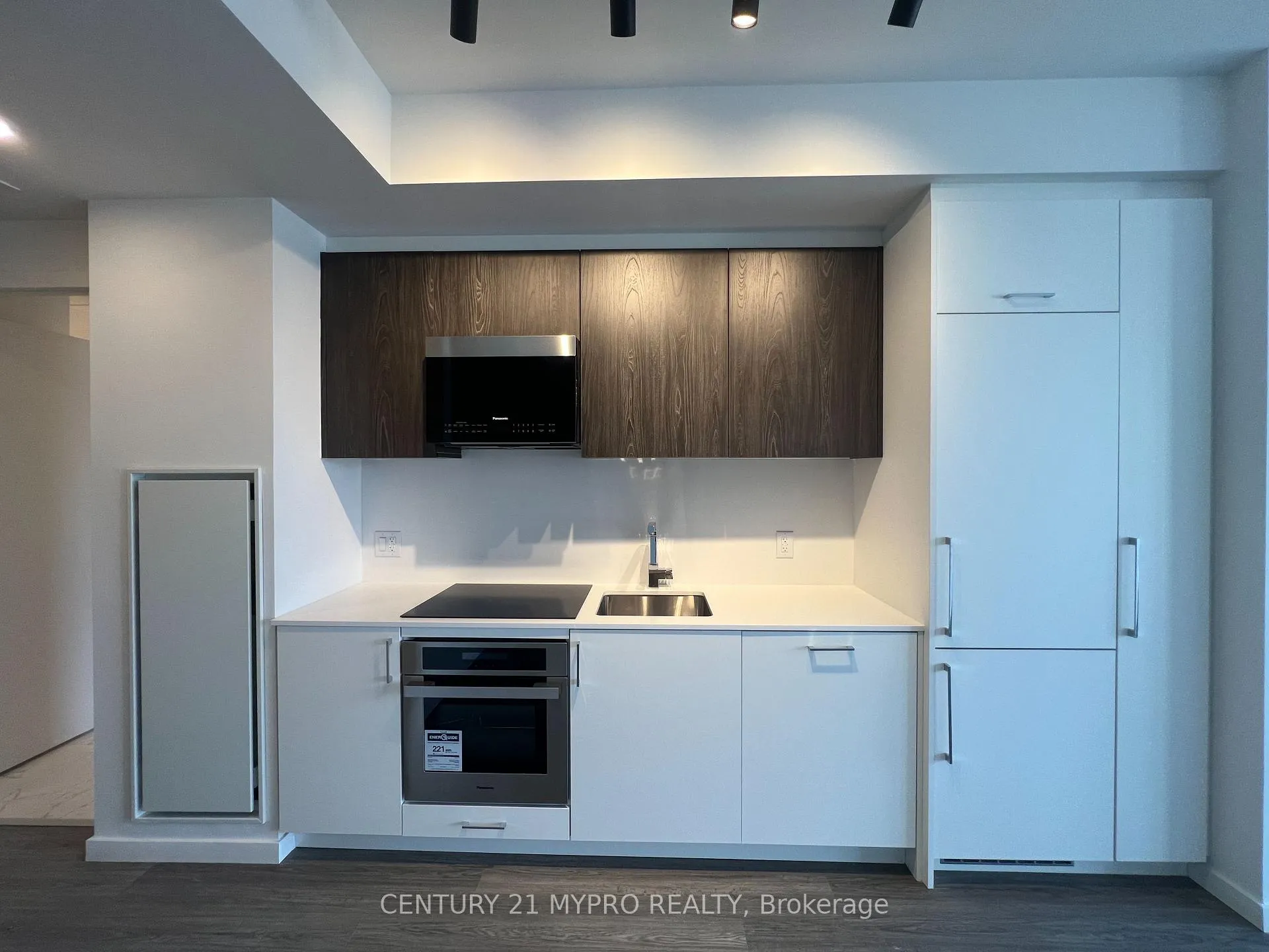 Photo 2 of Unit 315, 689 The Queensway, Etobicoke, Stonegate-Queensway — HOMEH