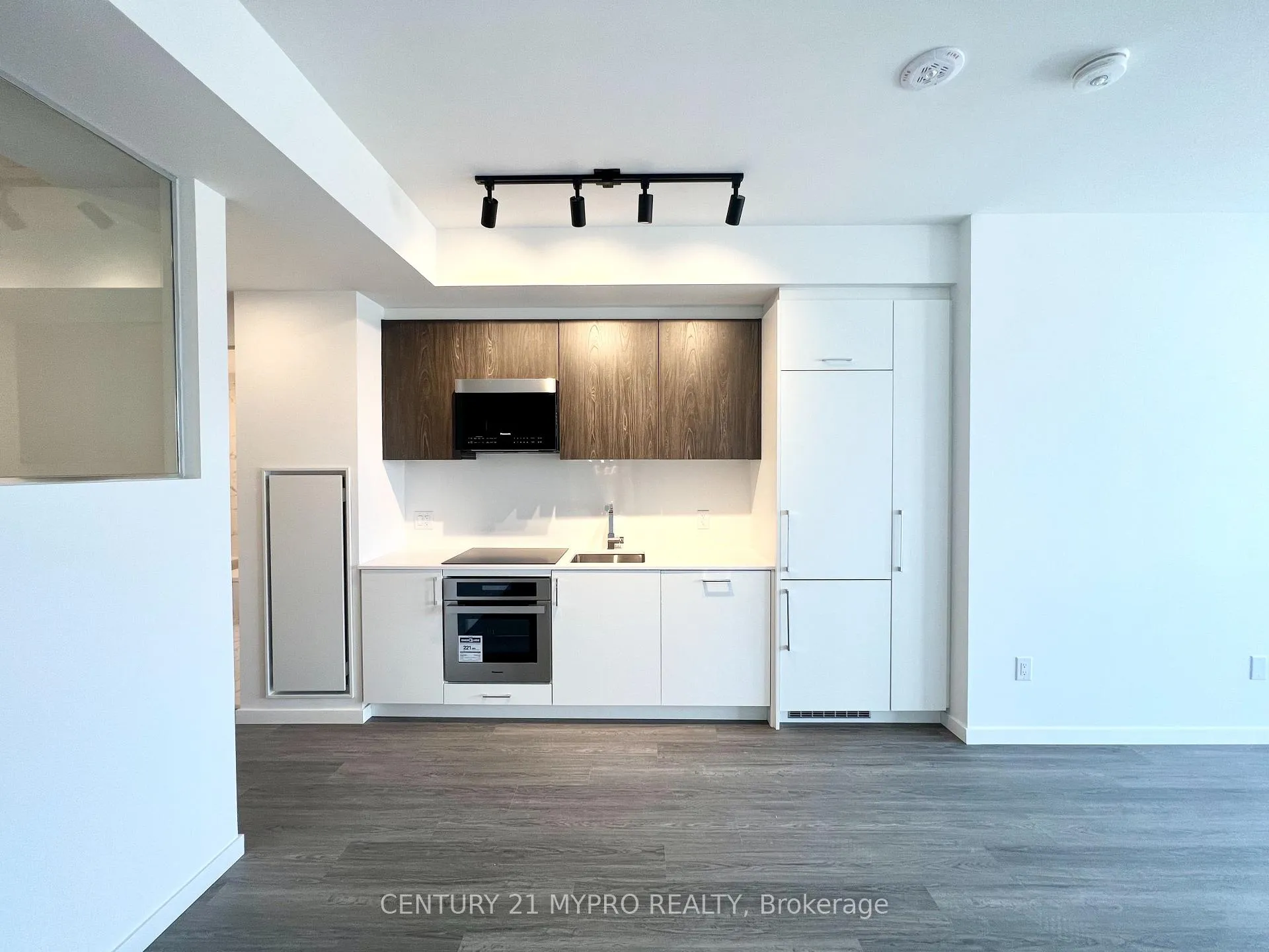 Photo 4 of Unit 315, 689 The Queensway, Etobicoke, Stonegate-Queensway — HOMEH