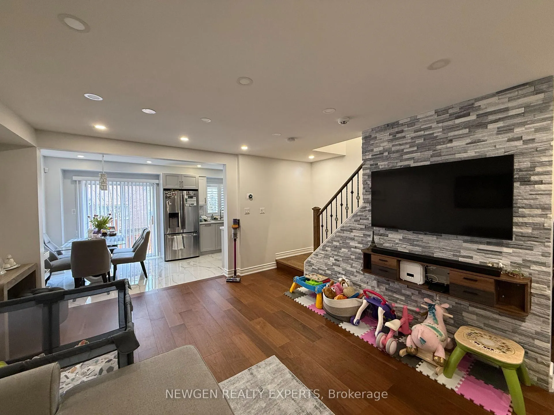 Photo 5 of 22 Rochefort Drive, Toronto, Flemingdon Park — HOMEH
