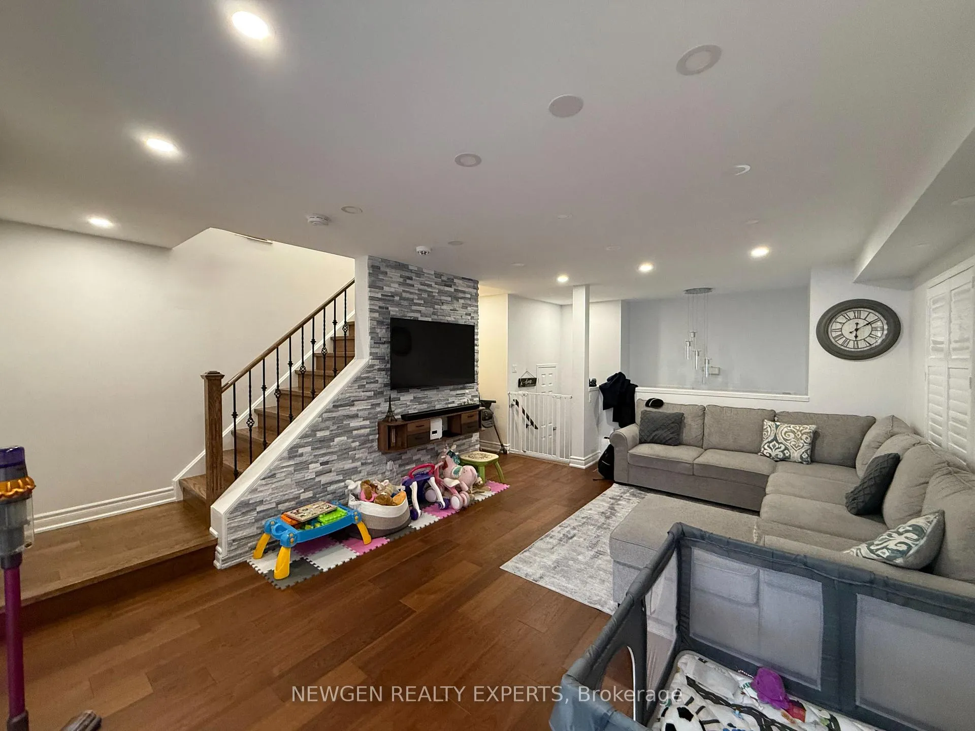 Photo 6 of 22 Rochefort Drive, Toronto, Flemingdon Park — HOMEH