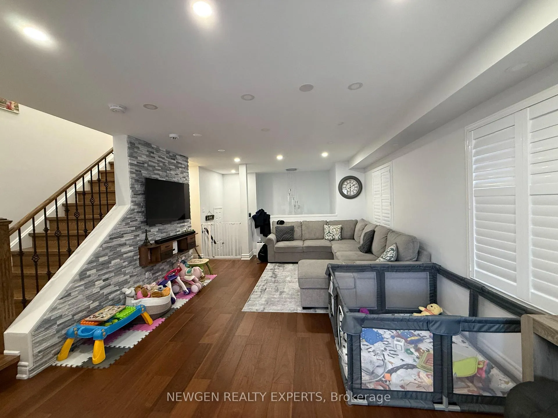 Photo 7 of 22 Rochefort Drive, Toronto, Flemingdon Park — HOMEH