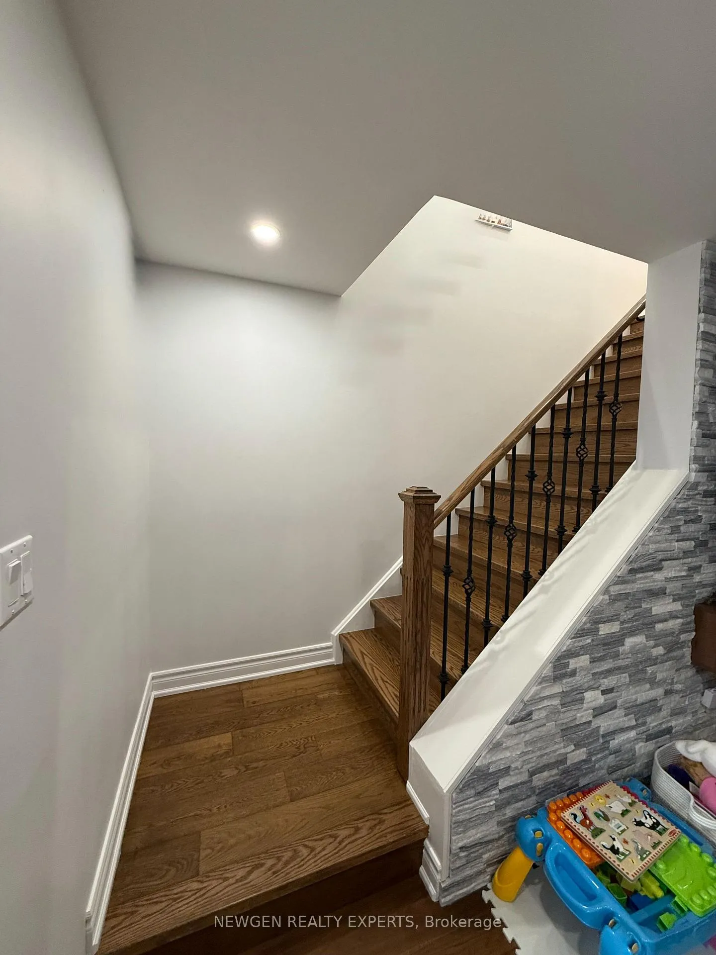 Photo 15 of 22 Rochefort Drive, Toronto, Flemingdon Park — HOMEH