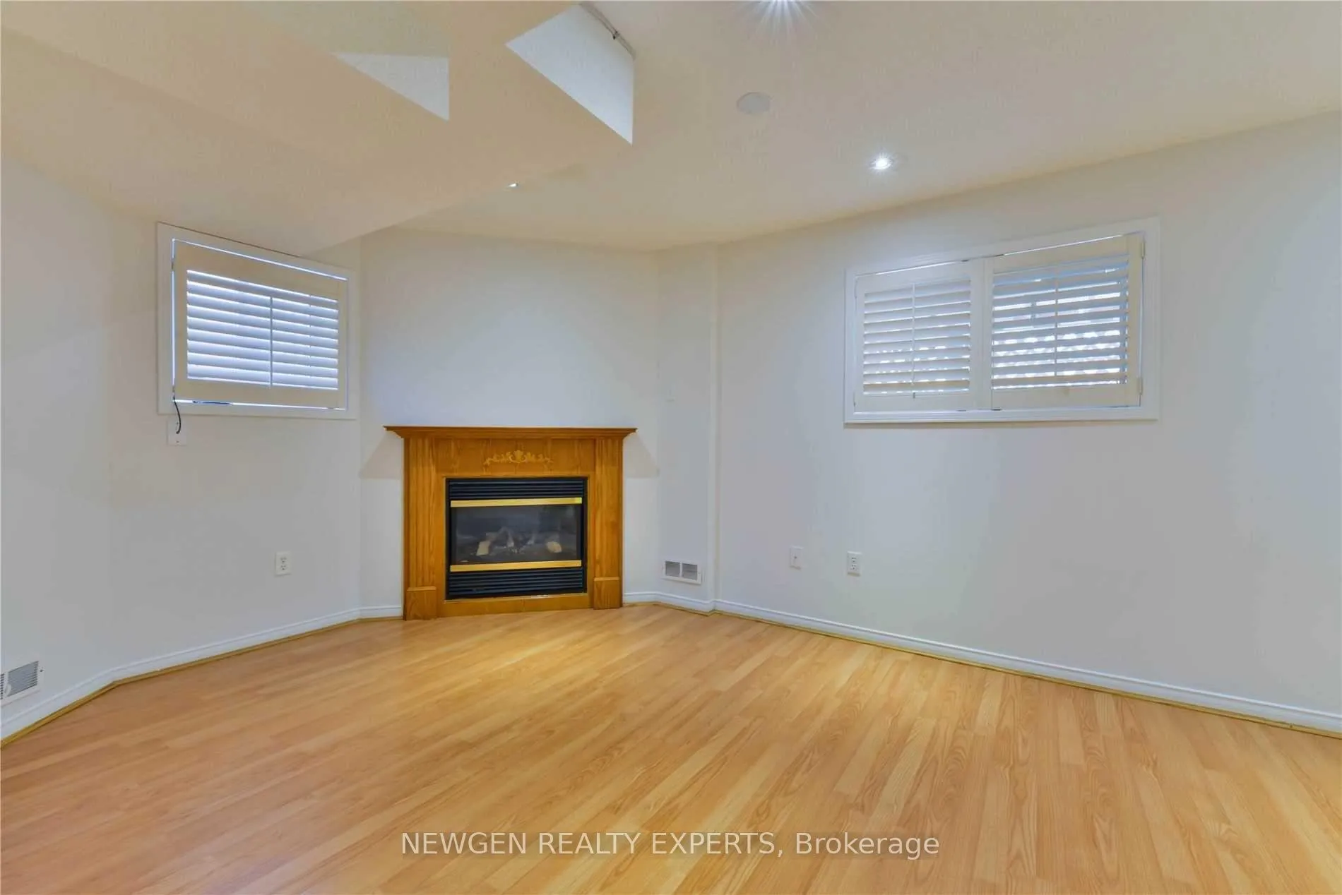 Photo 32 of 22 Rochefort Drive, Toronto, Flemingdon Park — HOMEH