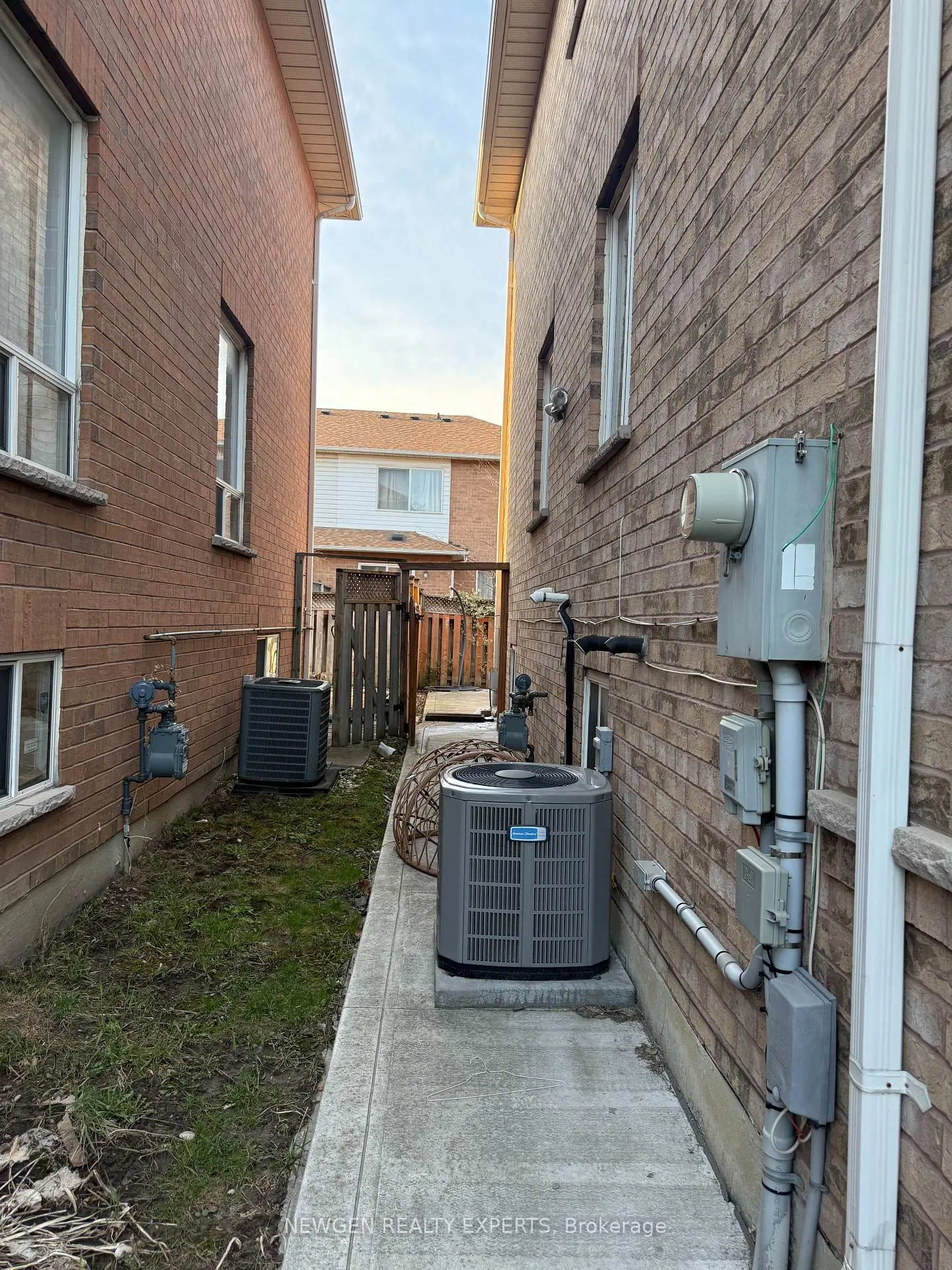 Photo 36 of 22 Rochefort Drive, Toronto, Flemingdon Park — HOMEH