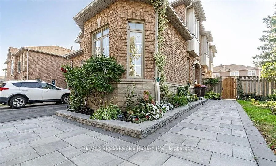 Photo 2 of 2 Wedgewood Place, Vaughan, Concord — HOMEH