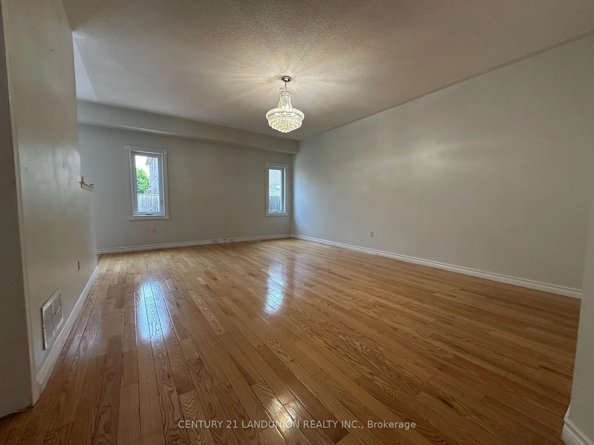 Photo 3 of 172 Hollywood Hill Circle, Vaughan, Vellore Village — HOMEH