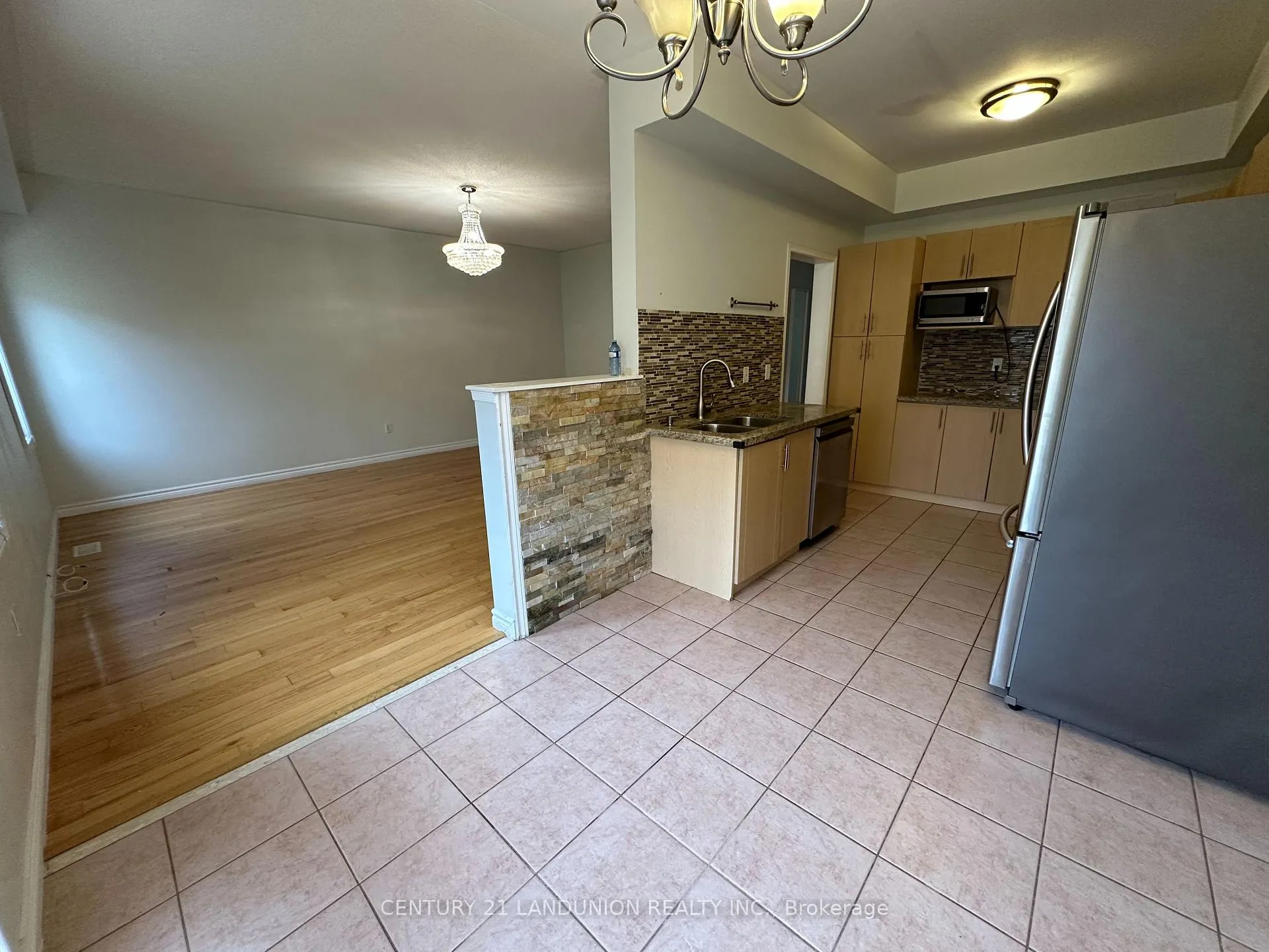 Photo 5 of 172 Hollywood Hill Circle, Vaughan, Vellore Village — HOMEH