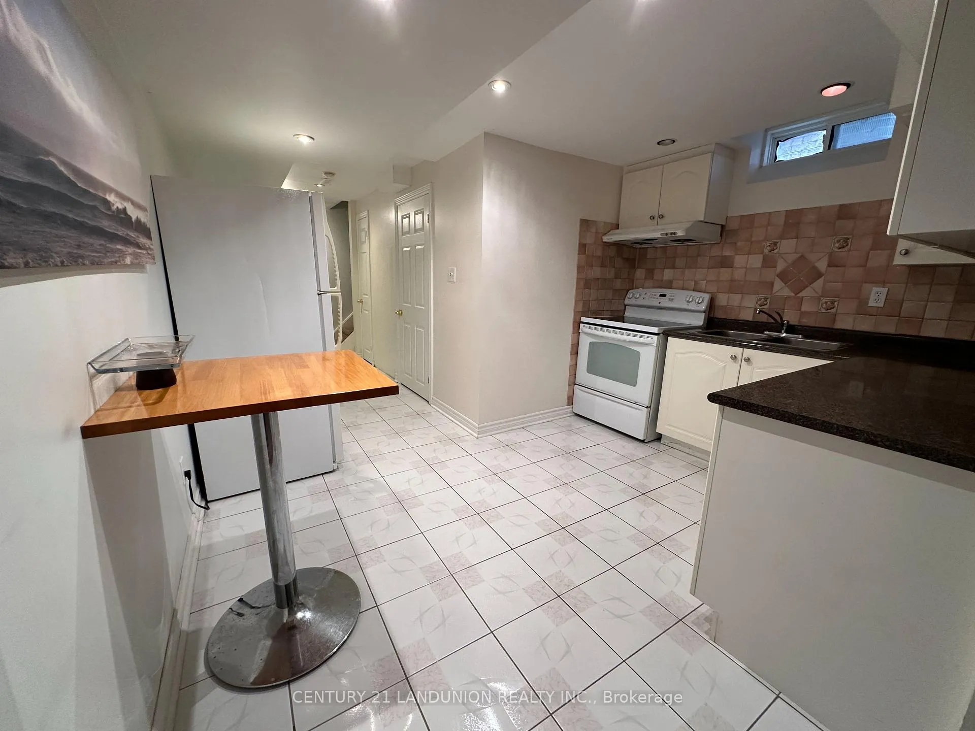 Photo 10 of 172 Hollywood Hill Circle, Vaughan, Vellore Village — HOMEH
