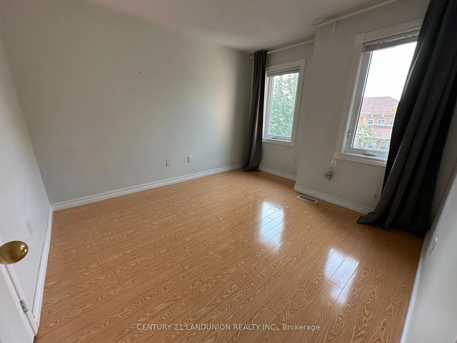 Photo 16 of 172 Hollywood Hill Circle, Vaughan, Vellore Village — HOMEH