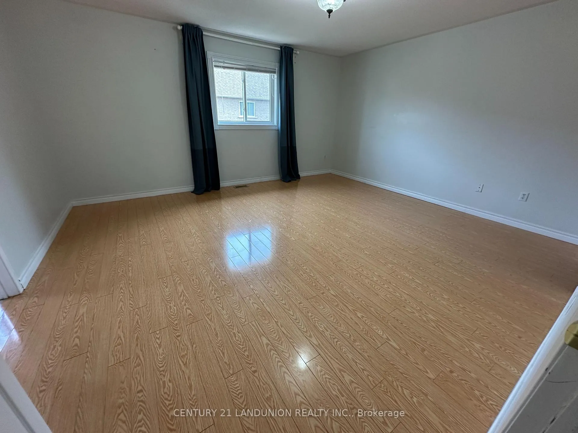 Photo 18 of 172 Hollywood Hill Circle, Vaughan, Vellore Village — HOMEH