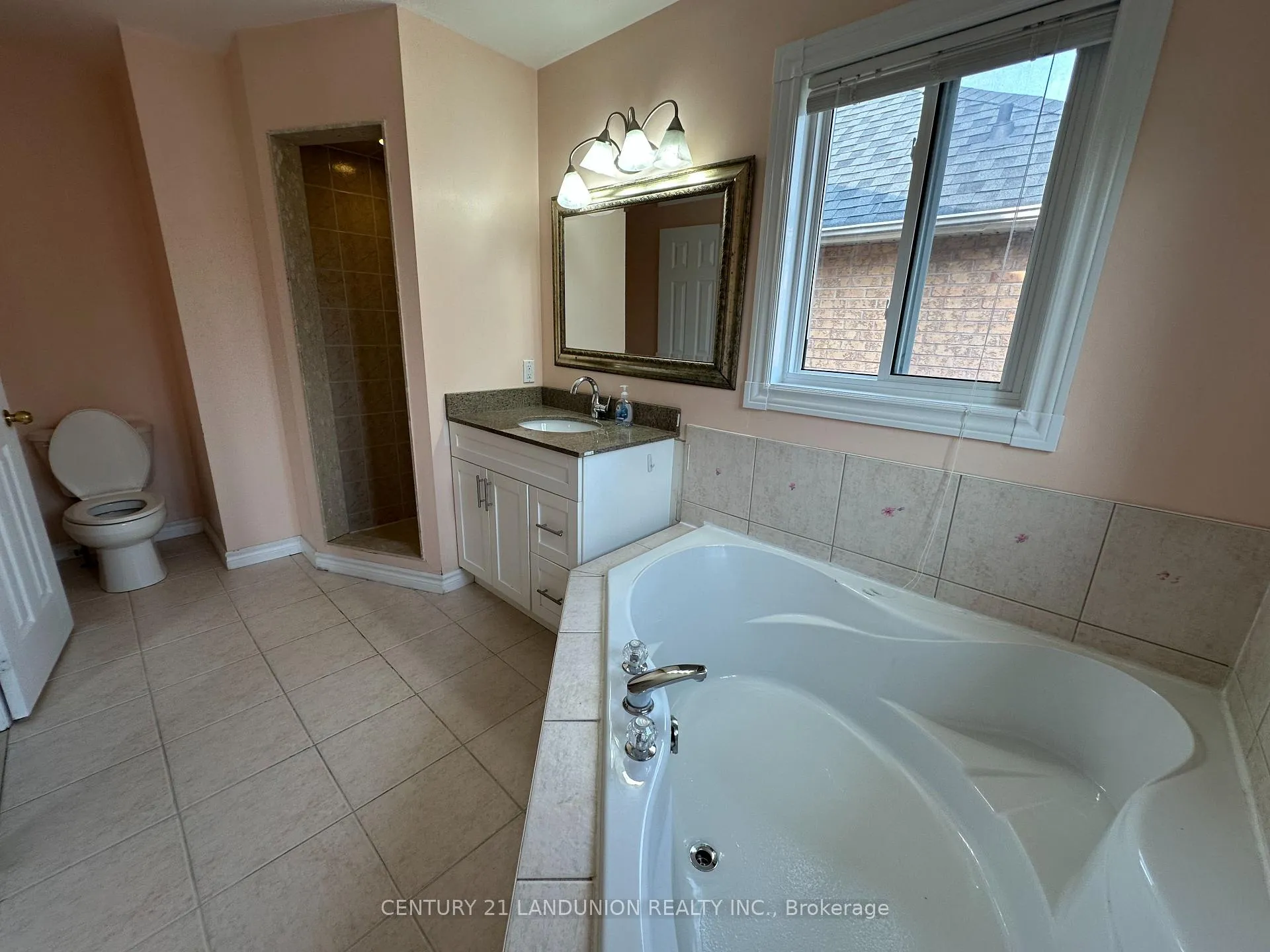 Photo 21 of 172 Hollywood Hill Circle, Vaughan, Vellore Village — HOMEH