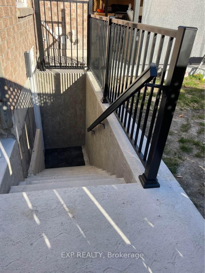 Photo 2 of Unit Lower, 5 Rainbow Court, Georgina, Keswick South — HOMEH