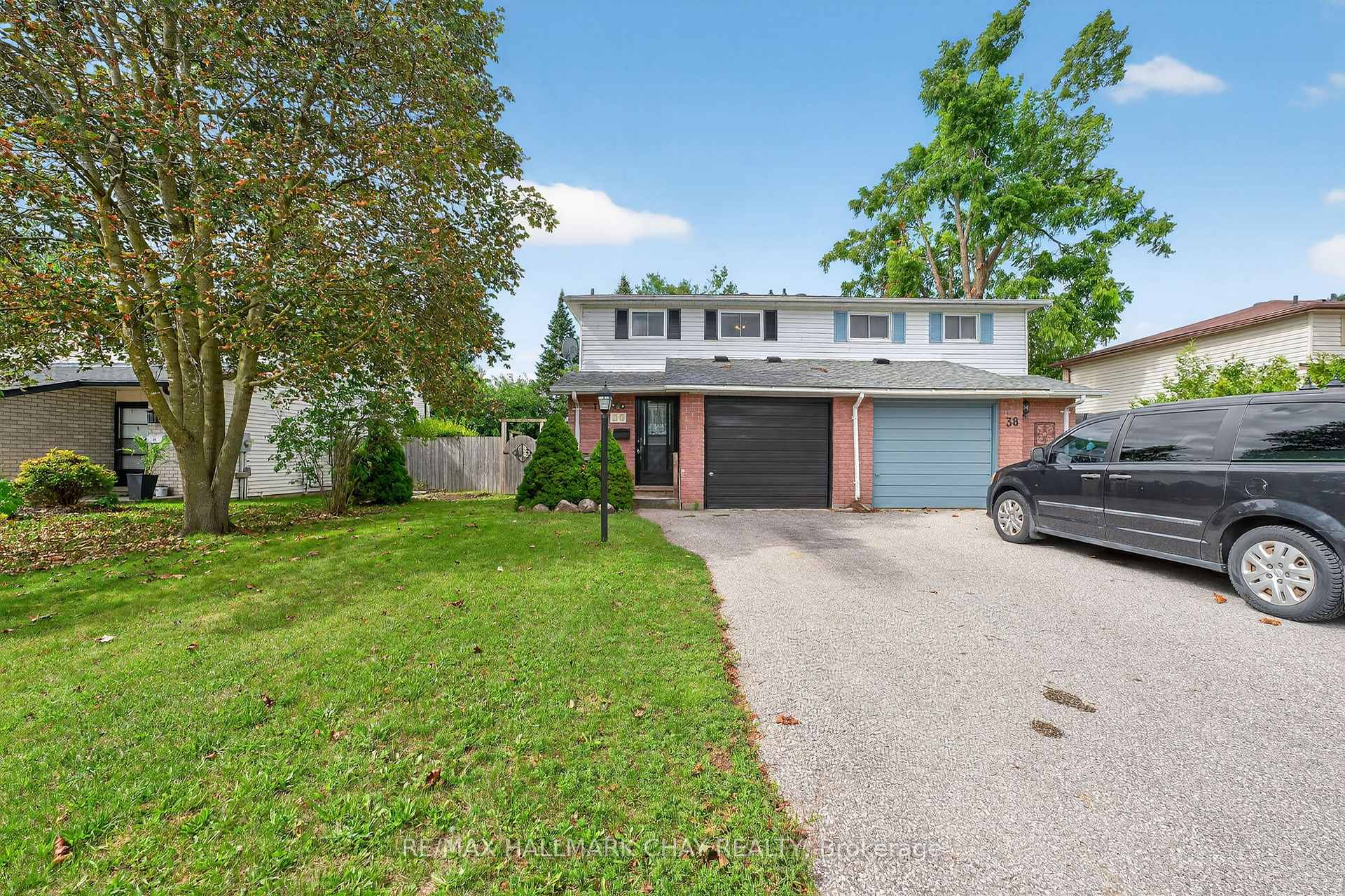 Photo 3 of 36 Mowat Crescent, Barrie, Letitia Heights — HOMEH