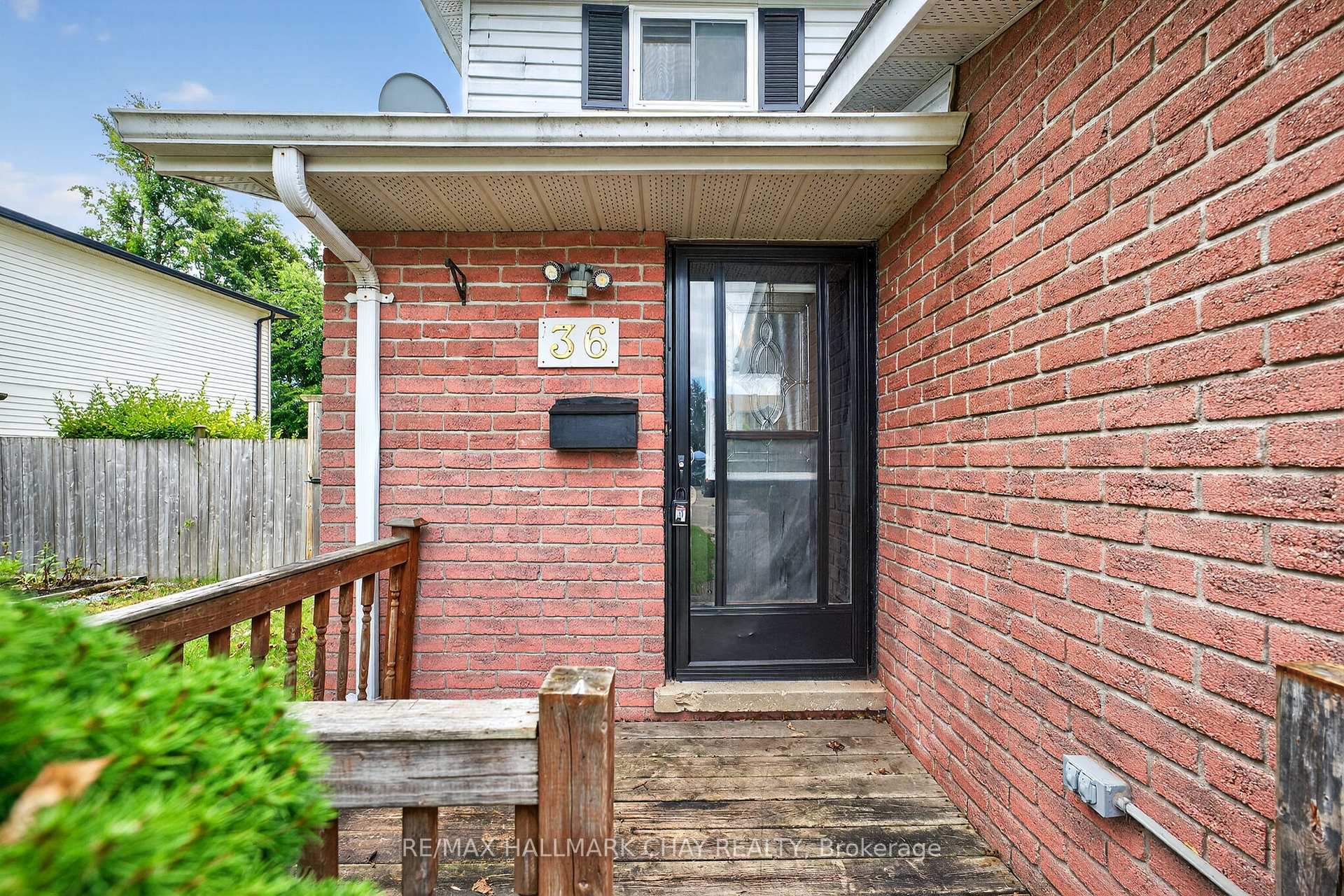 Photo 6 of 36 Mowat Crescent, Barrie, Letitia Heights — HOMEH