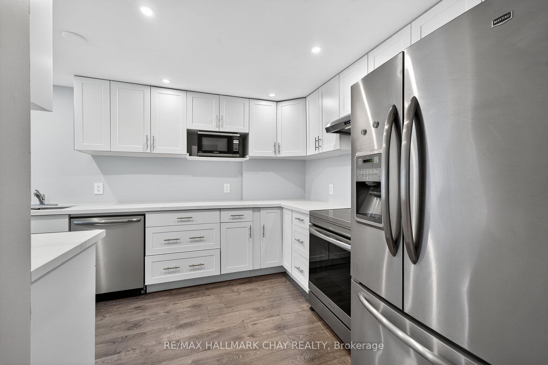 Photo 10 of 36 Mowat Crescent, Barrie, Letitia Heights — HOMEH