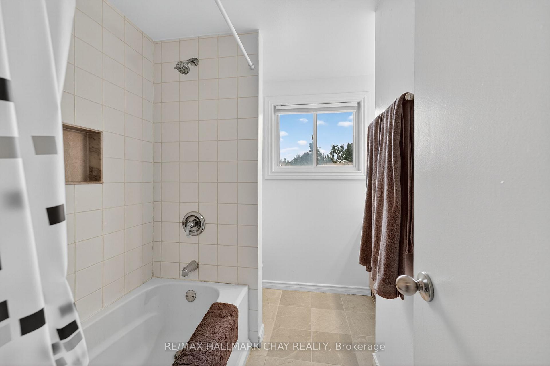 Photo 29 of 36 Mowat Crescent, Barrie, Letitia Heights — HOMEH