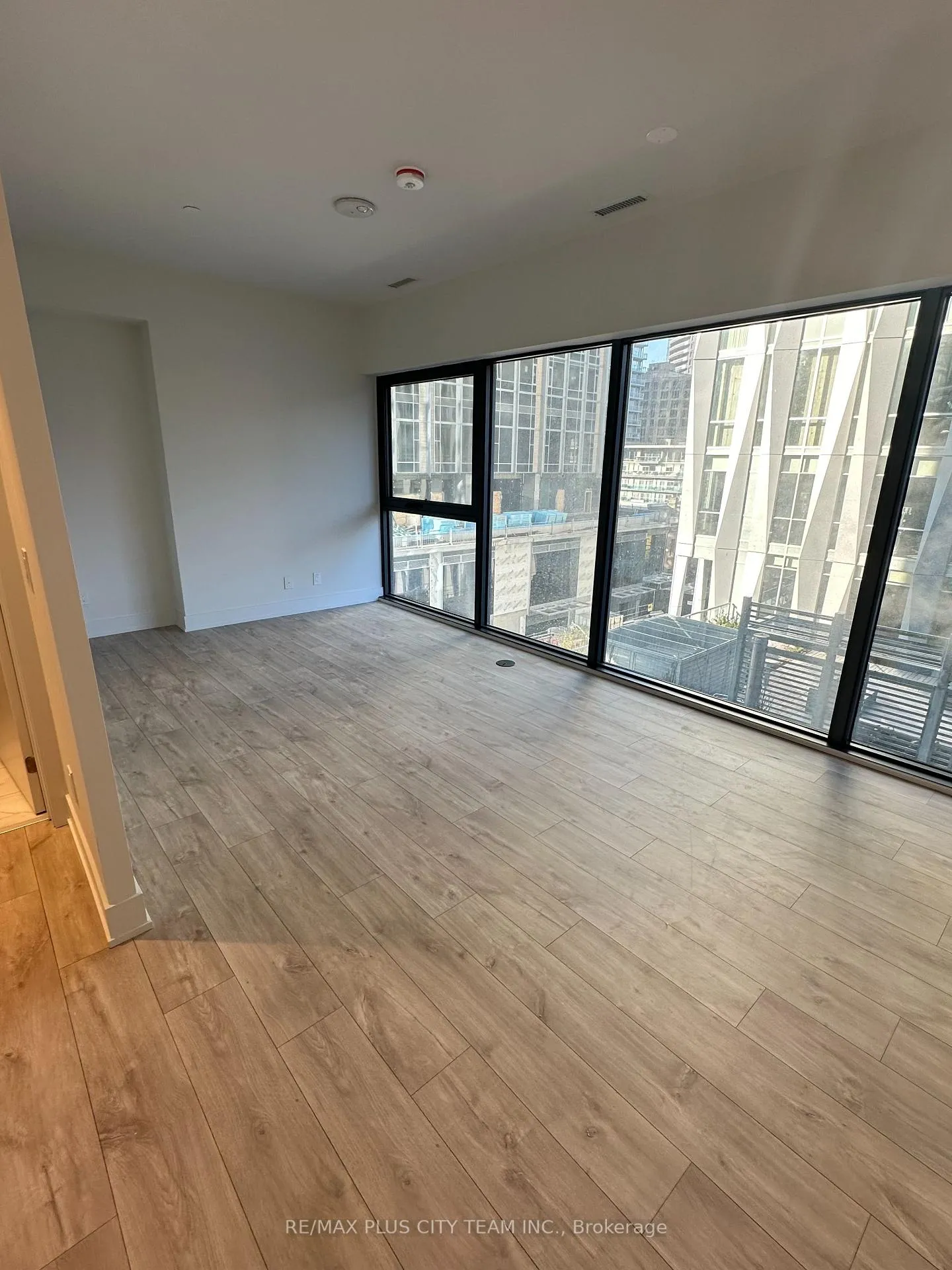 Photo 2 of Unit 607, 8 Cumberland Street, Toronto, The Annex — HOMEH