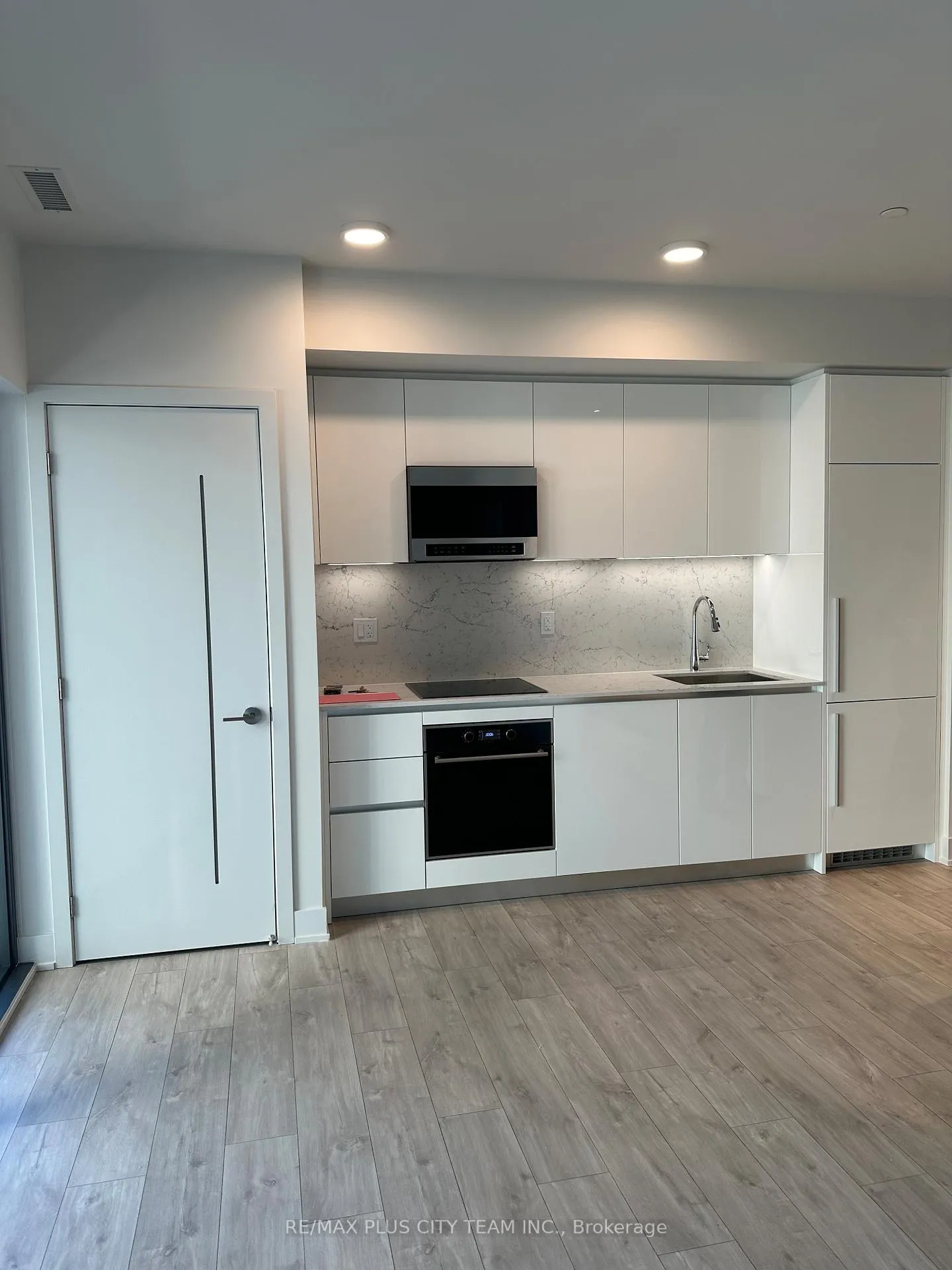 Photo 4 of Unit 607, 8 Cumberland Street, Toronto, The Annex — HOMEH