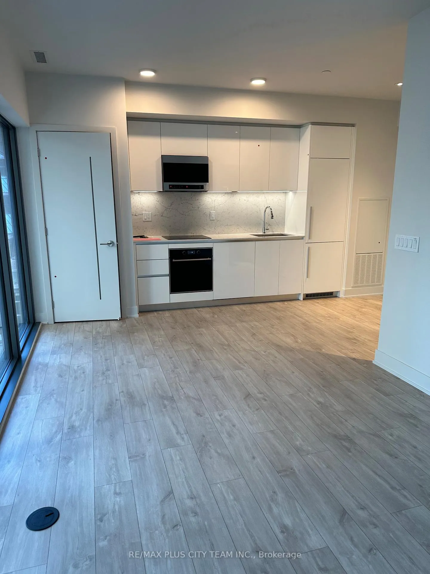 Photo 5 of Unit 607, 8 Cumberland Street, Toronto, The Annex — HOMEH
