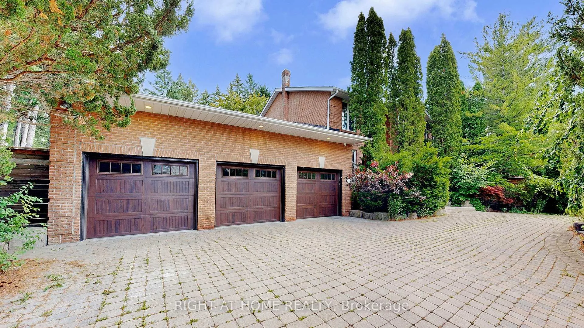 Photo 2 of 1 Brendan Court, Markham, Bayview Glen — HOMEH