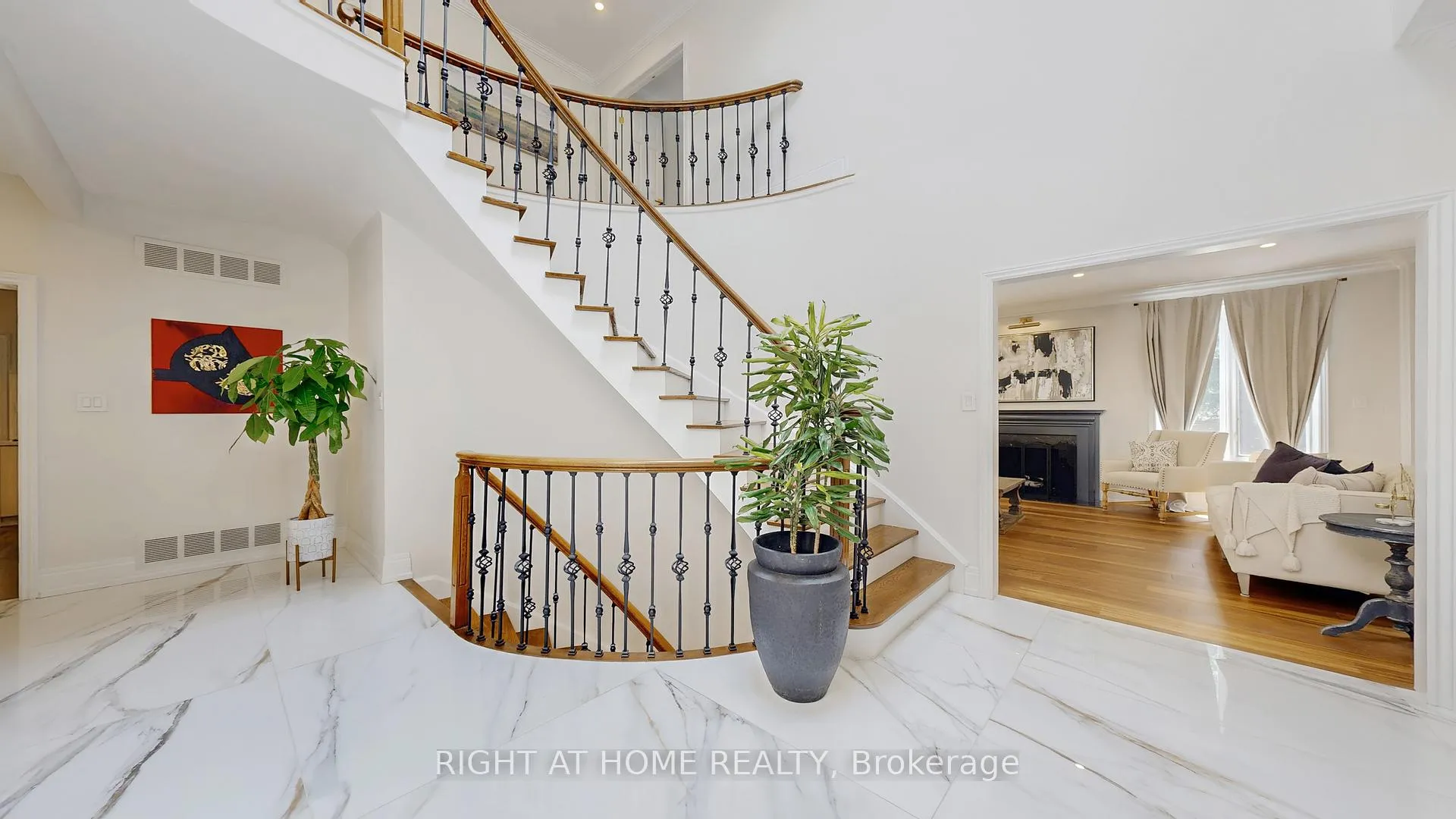 Photo 4 of 1 Brendan Court, Markham, Bayview Glen — HOMEH