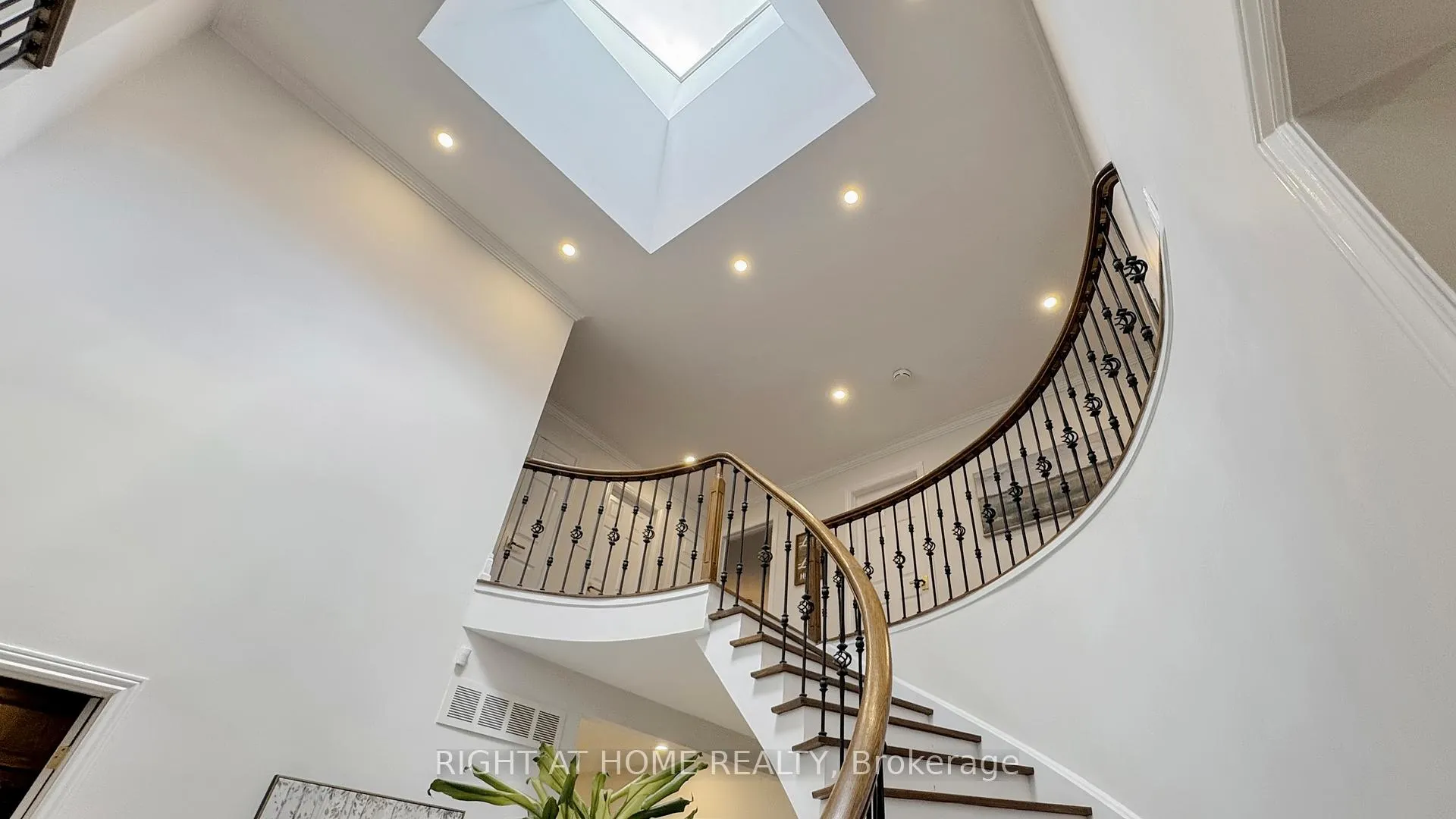 Photo 5 of 1 Brendan Court, Markham, Bayview Glen — HOMEH