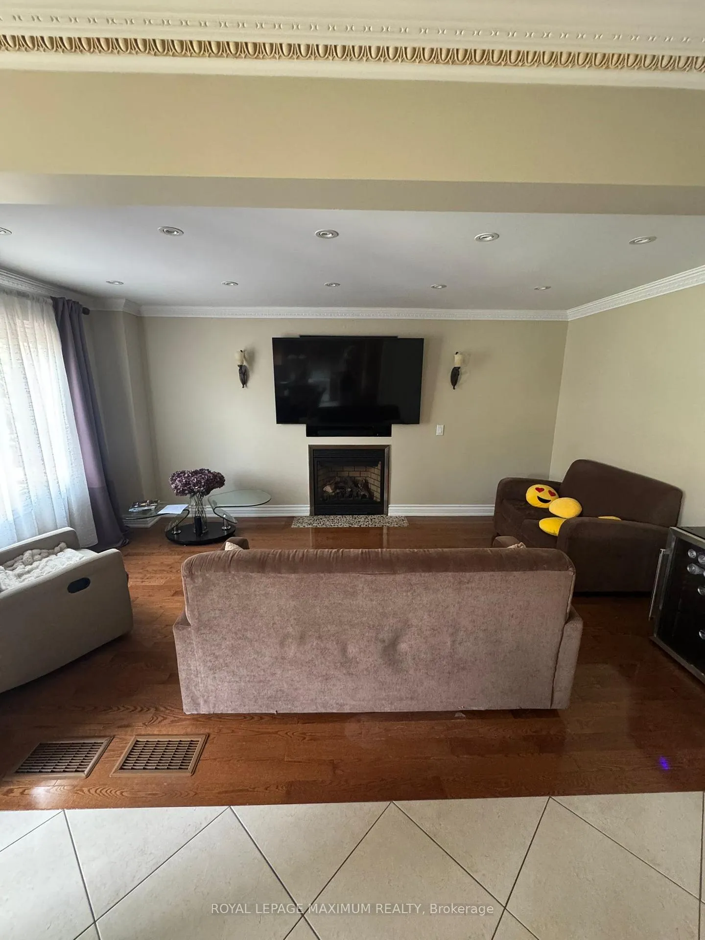 Photo 3 of 198 Clover Leaf Street, Vaughan, East Woodbridge — HOMEH