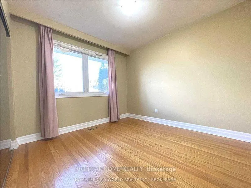 Photo 10 of 28 Jonquil Crescent, Markham, Bullock — HOMEH