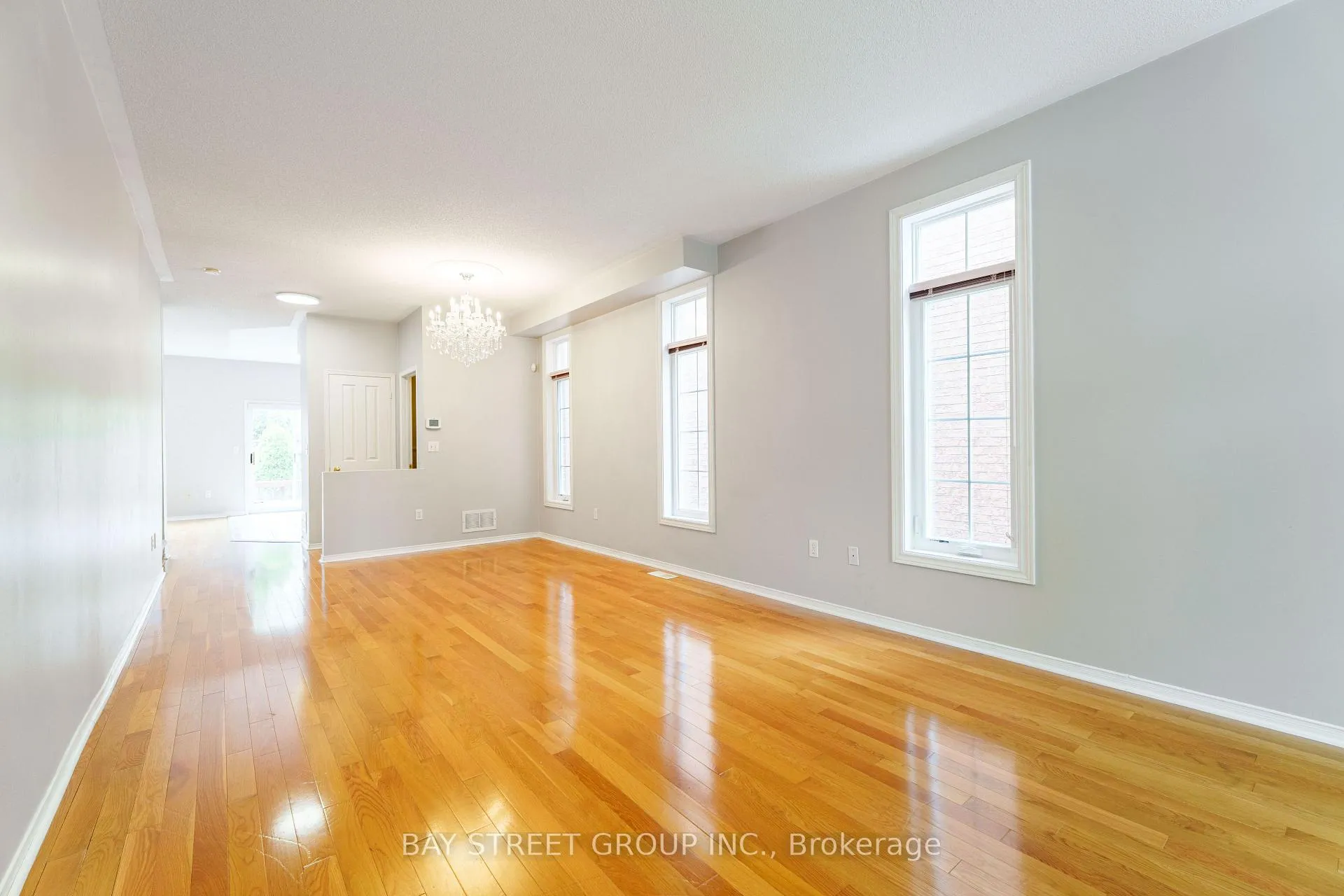 Photo 3 of 5 McCaul Street, Markham, Berczy — HOMEH