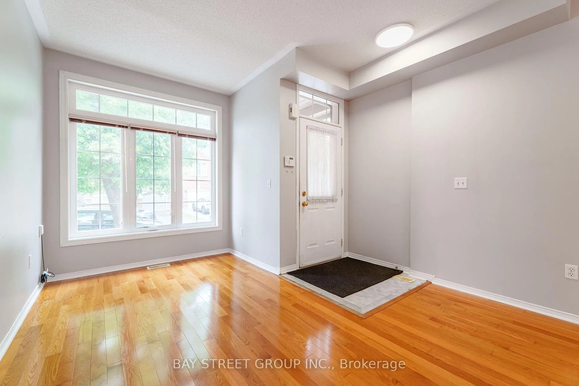 Photo 4 of 5 McCaul Street, Markham, Berczy — HOMEH