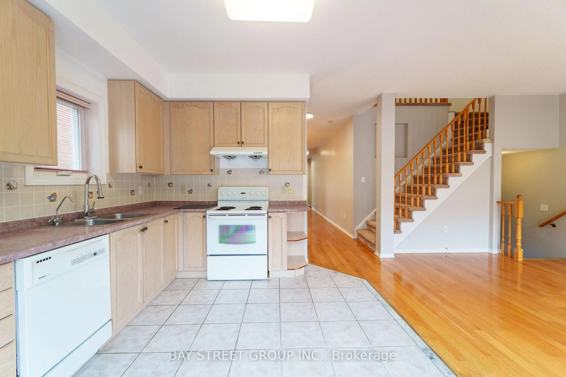 Photo 7 of 5 McCaul Street, Markham, Berczy — HOMEH