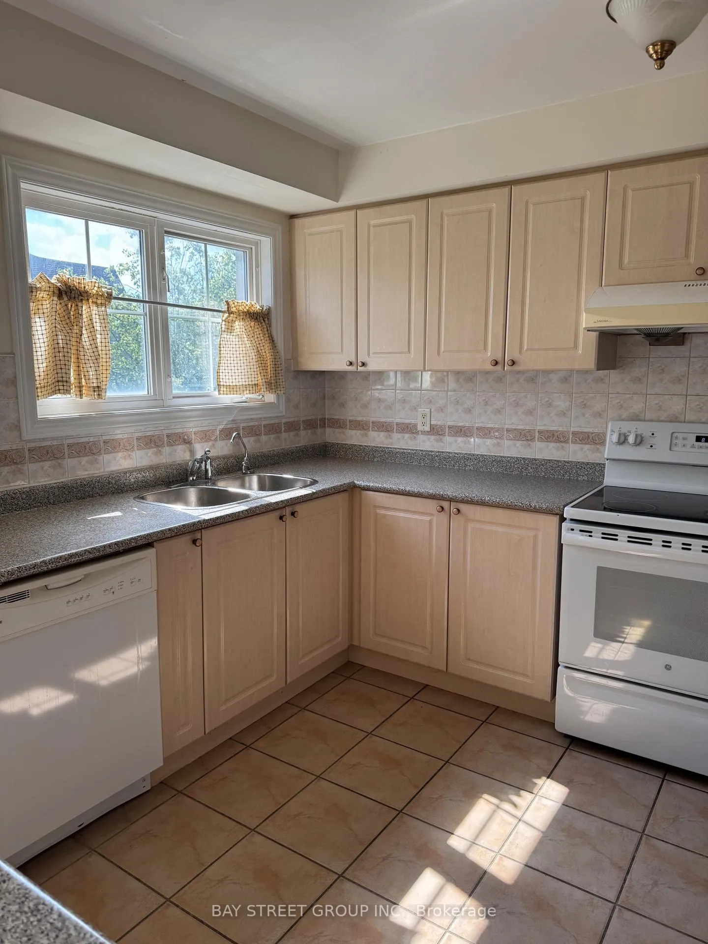 Photo 2 of 116 Leitchcroft Crescent, Markham, Commerce Valley — HOMEH