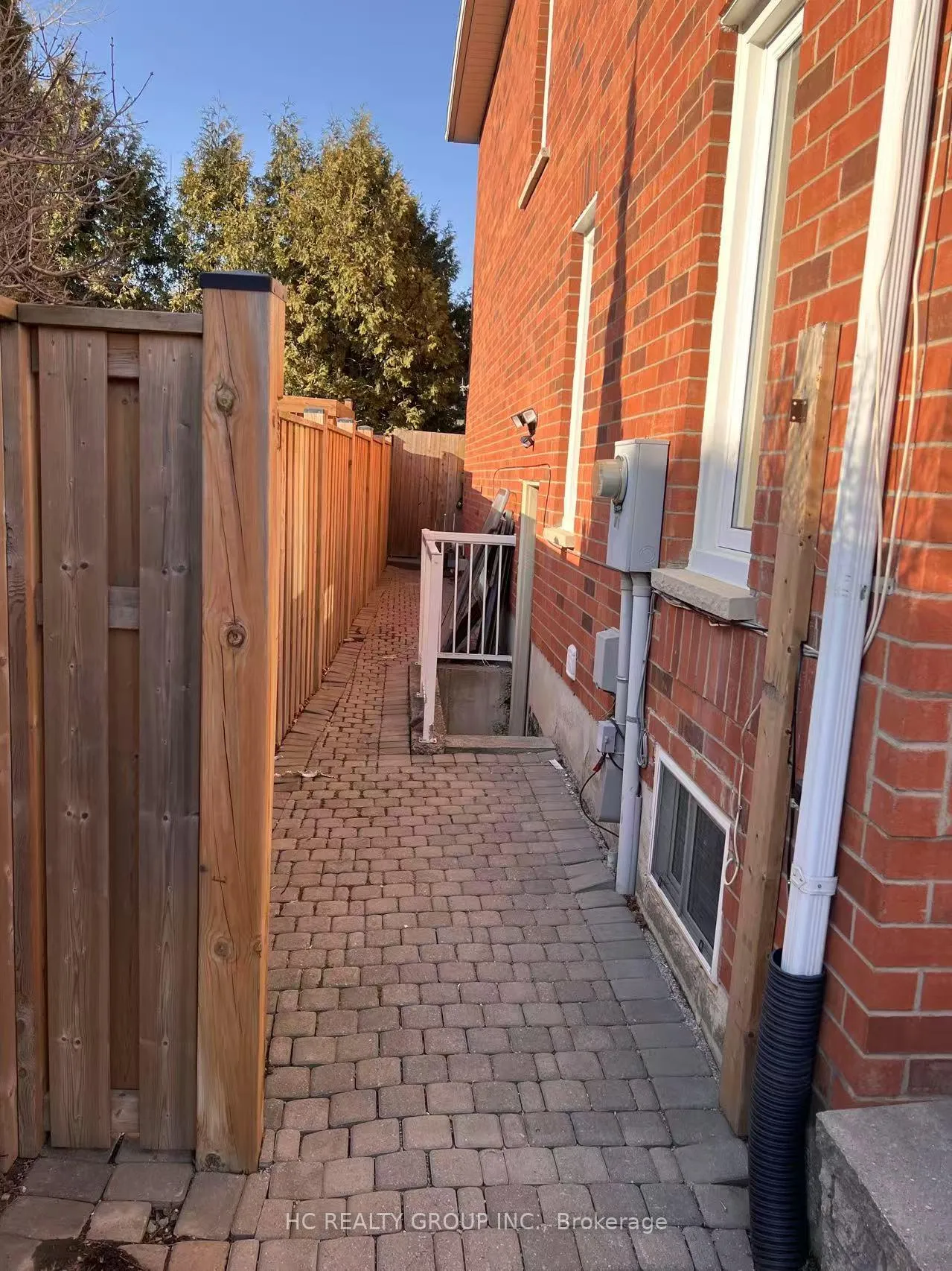 Photo 2 of 121 Kirkbride Crescent, Vaughan, Maple — HOMEH