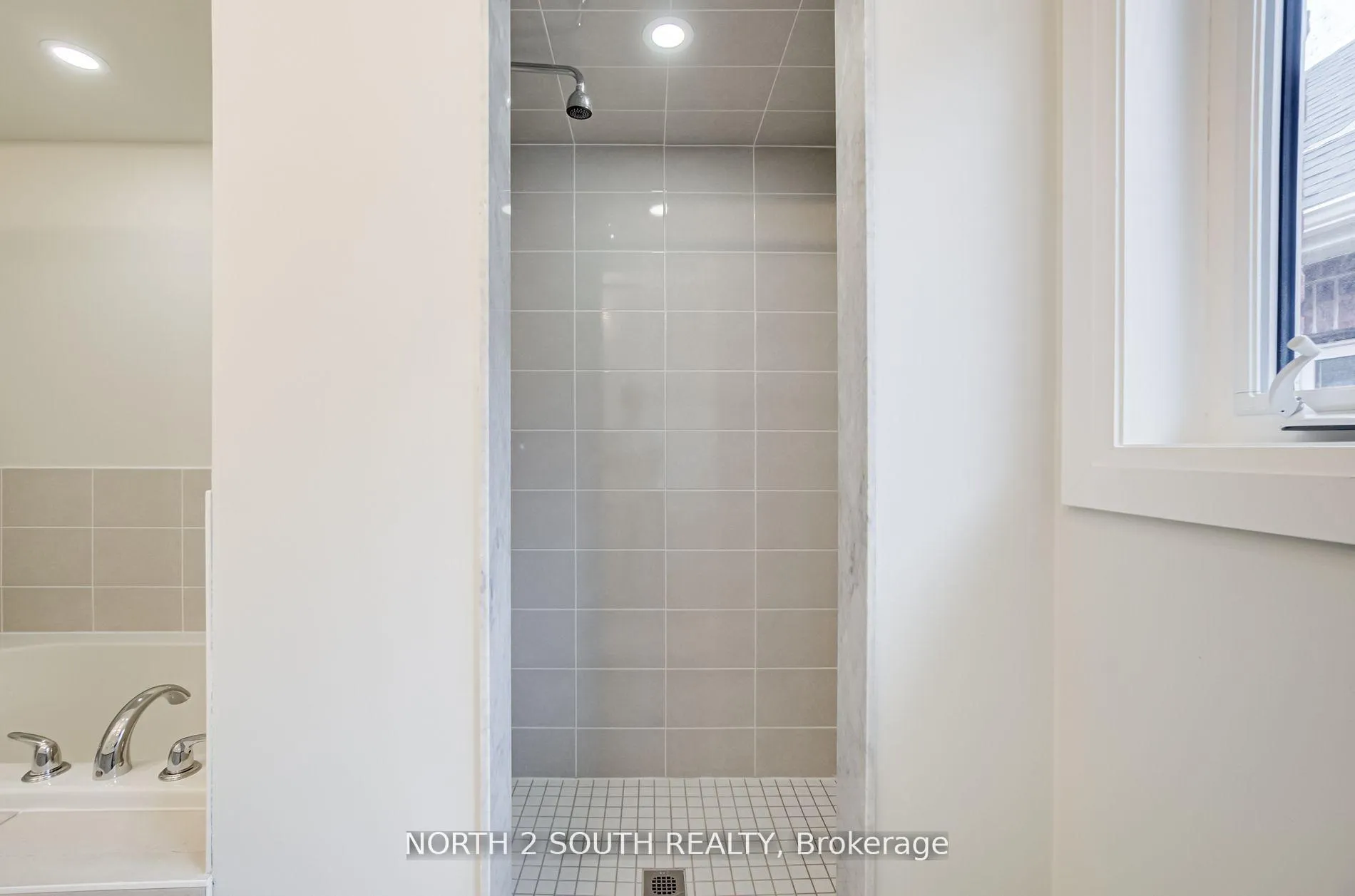 Photo 31 of 12 Virro Court, Vaughan, West Woodbridge — HOMEH
