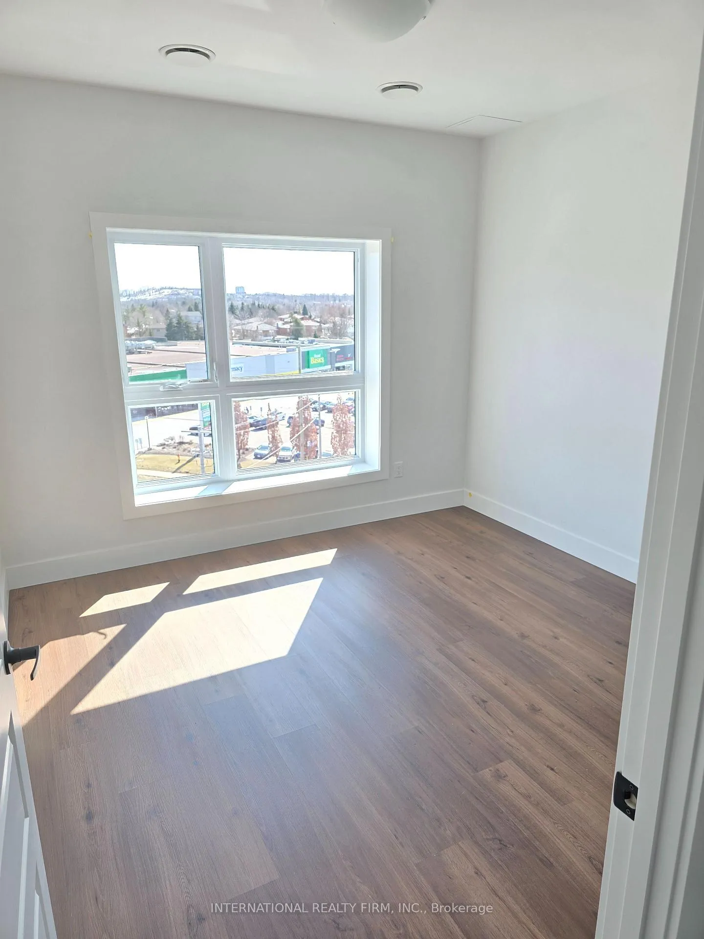 Photo 4 of Unit 602, 1000 Lackner Place, Kitchener — HOMEH
