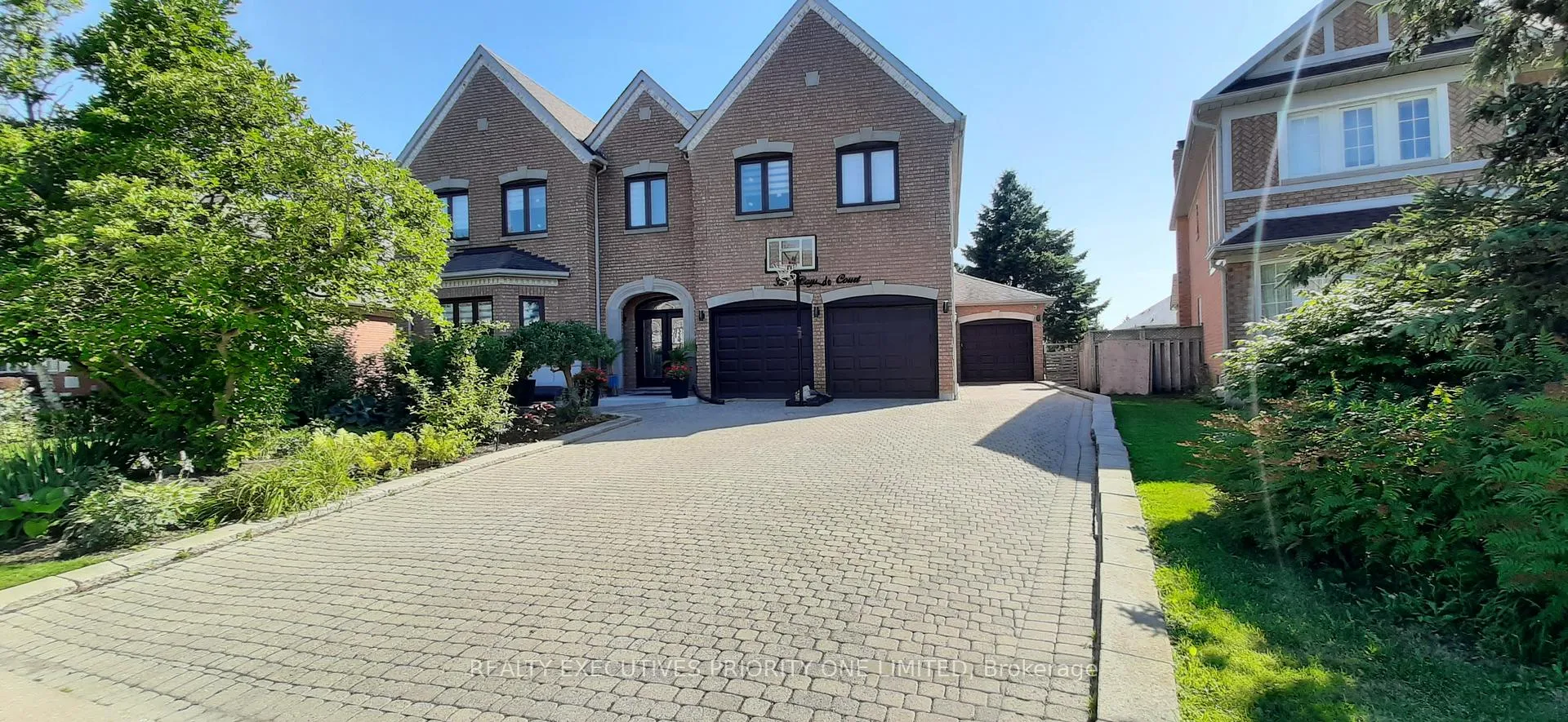 Photo 1 of 32 Bayside Court, Vaughan, East Woodbridge — HOMEH