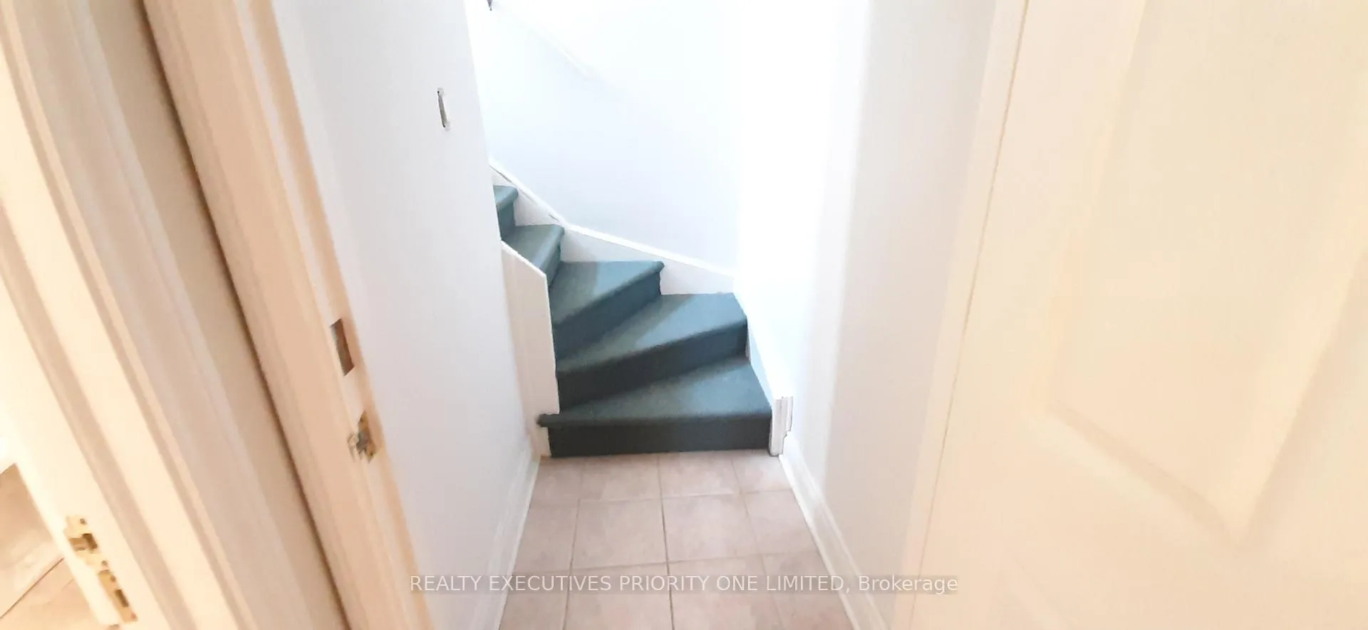 Photo 3 of 32 Bayside Court, Vaughan, East Woodbridge — HOMEH