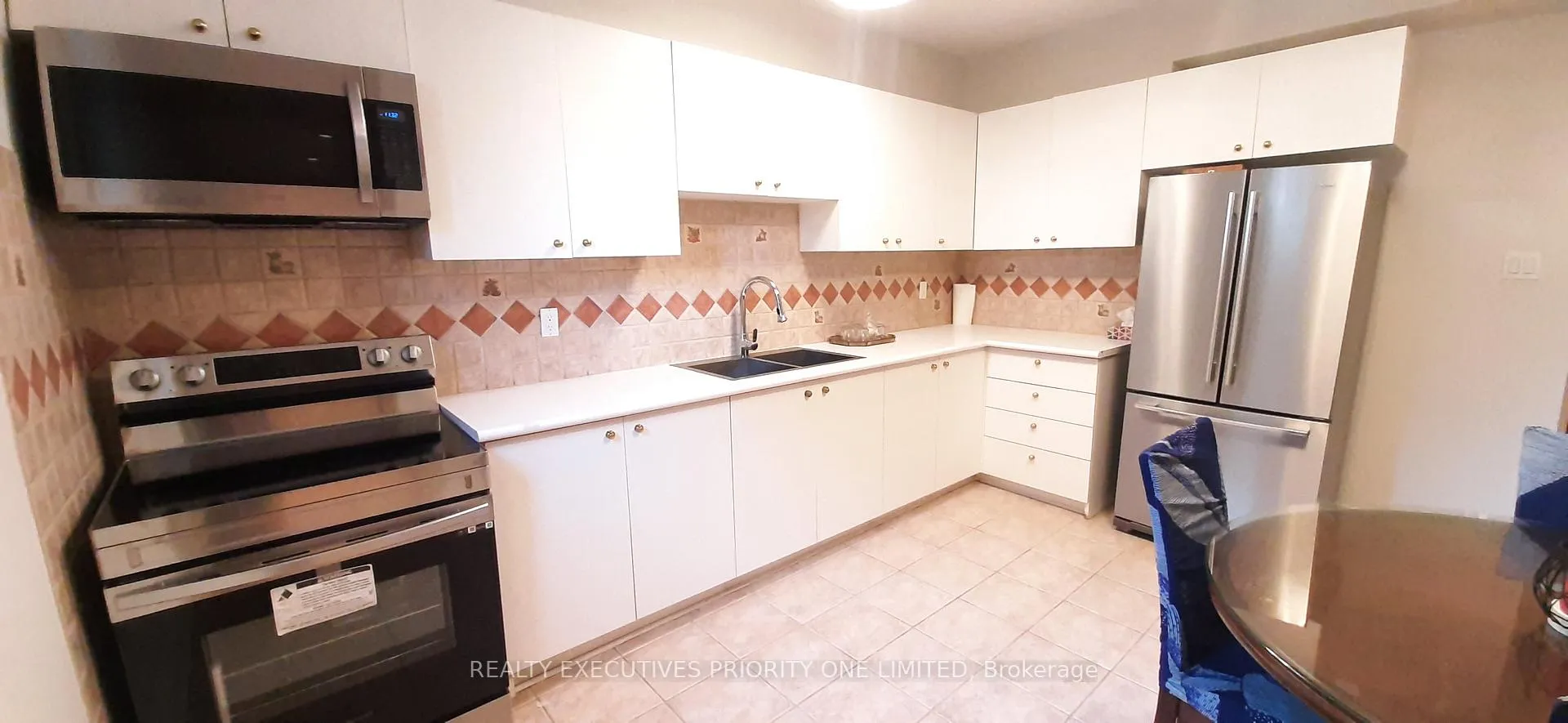 Photo 4 of 32 Bayside Court, Vaughan, East Woodbridge — HOMEH