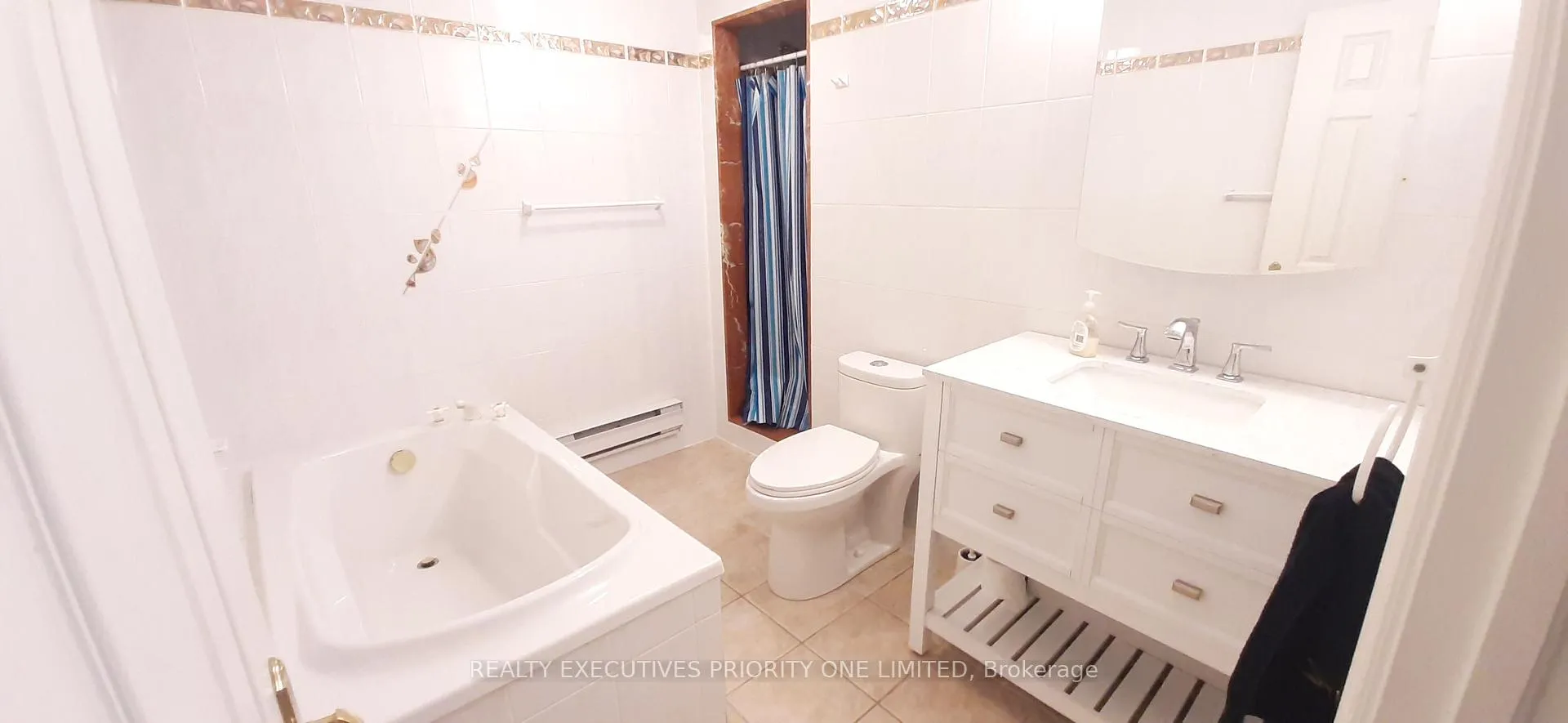 Photo 8 of 32 Bayside Court, Vaughan, East Woodbridge — HOMEH