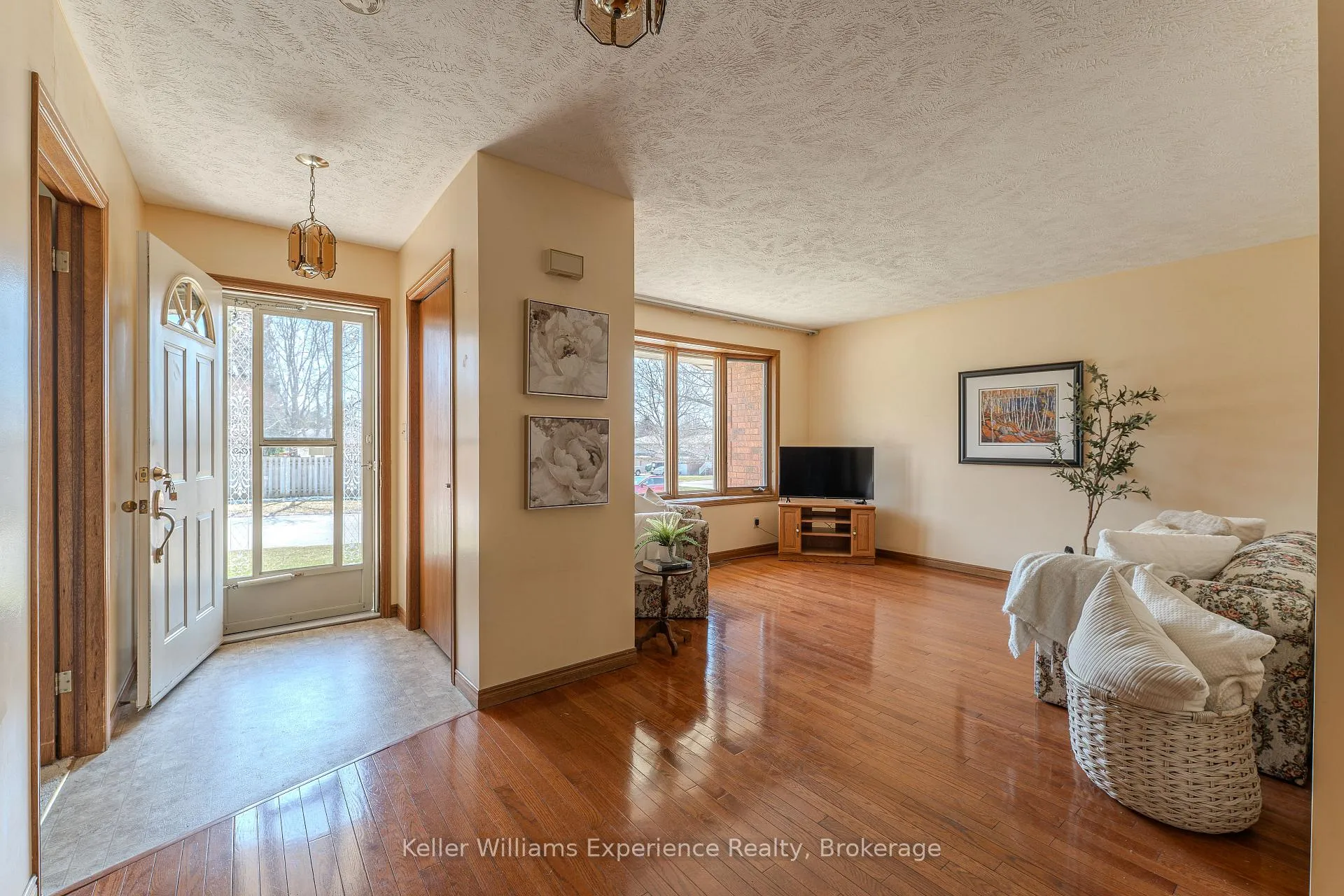 Photo 5 of 498 8th Avenue E, Owen Sound — HOMEH