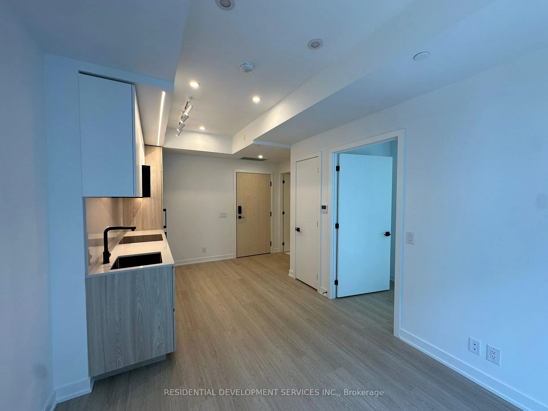 Photo 3 of Unit 511, 699 Sheppard Avenue E, North York, Bayview Village — HOMEH