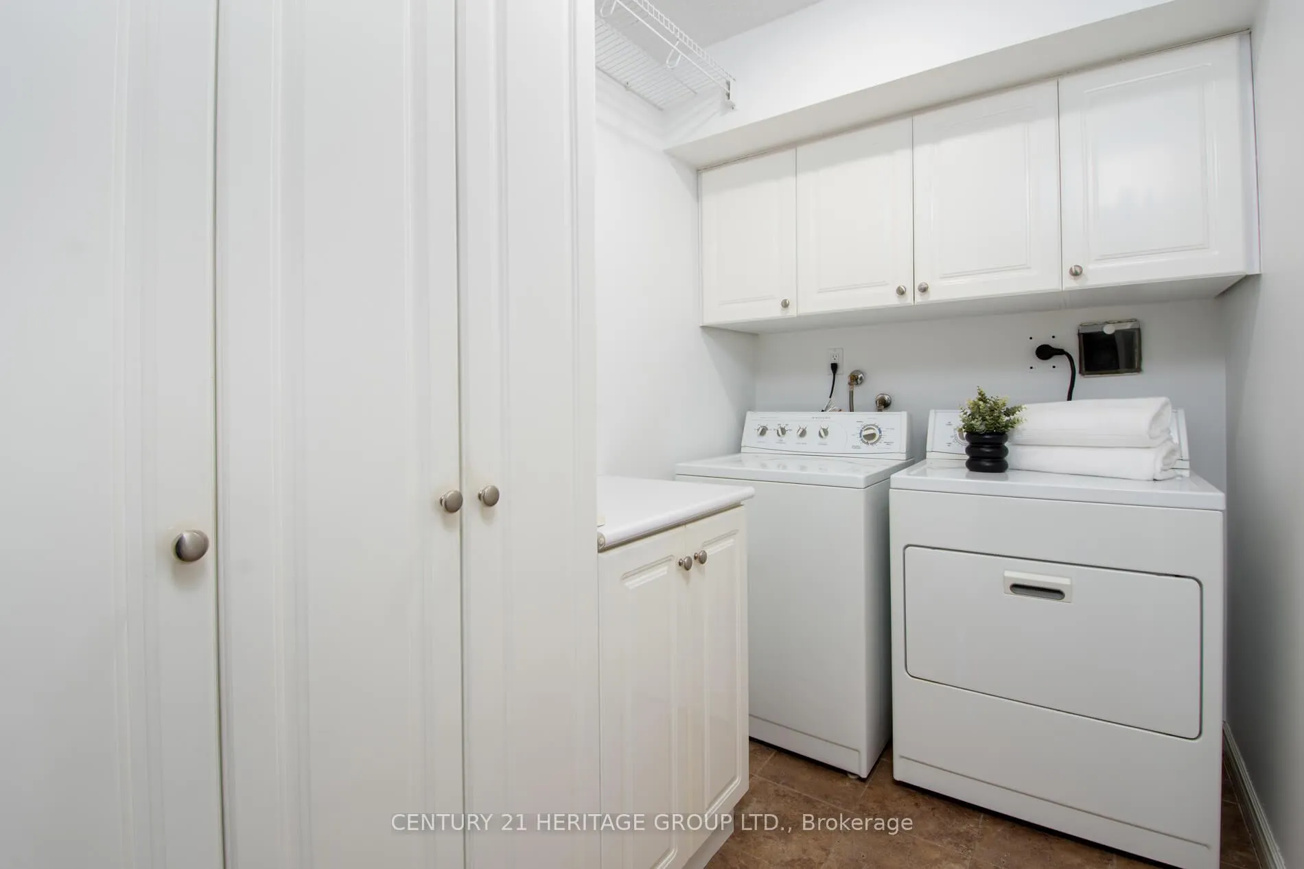 Photo 10 of Unit 1402, 1 Clark Avenue W, Vaughan, Crestwood-Springfarm-Yorkhill — HOMEH
