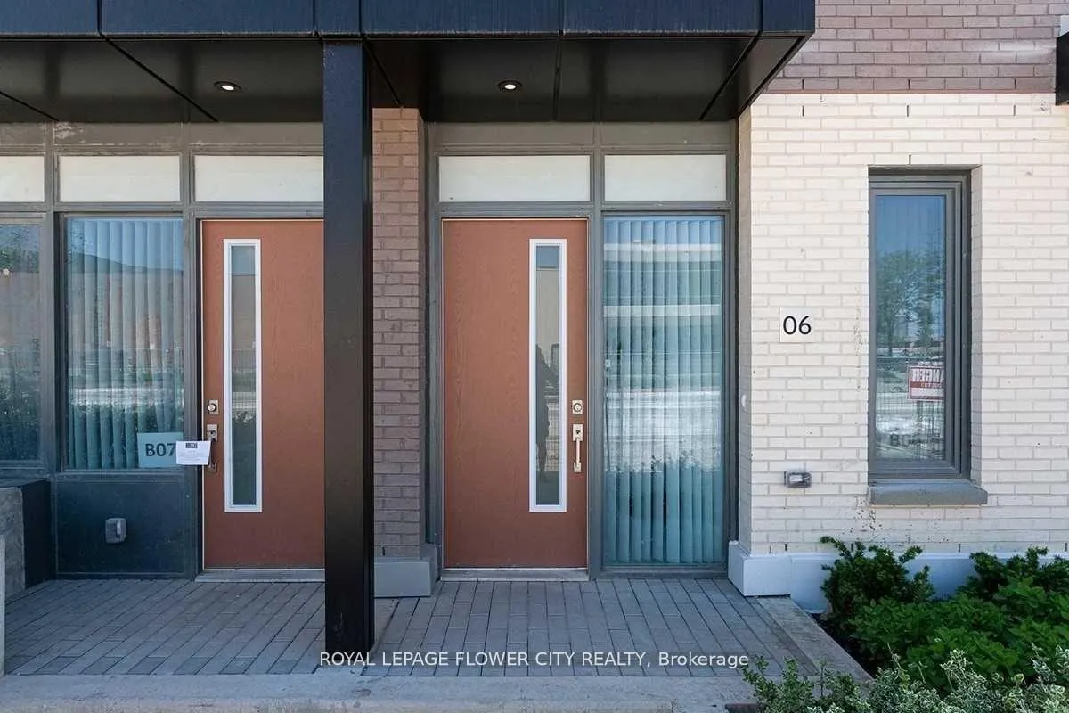 Photo 2 of Unit TH06, 1010 Portage Parkway, Vaughan, Concord — HOMEH