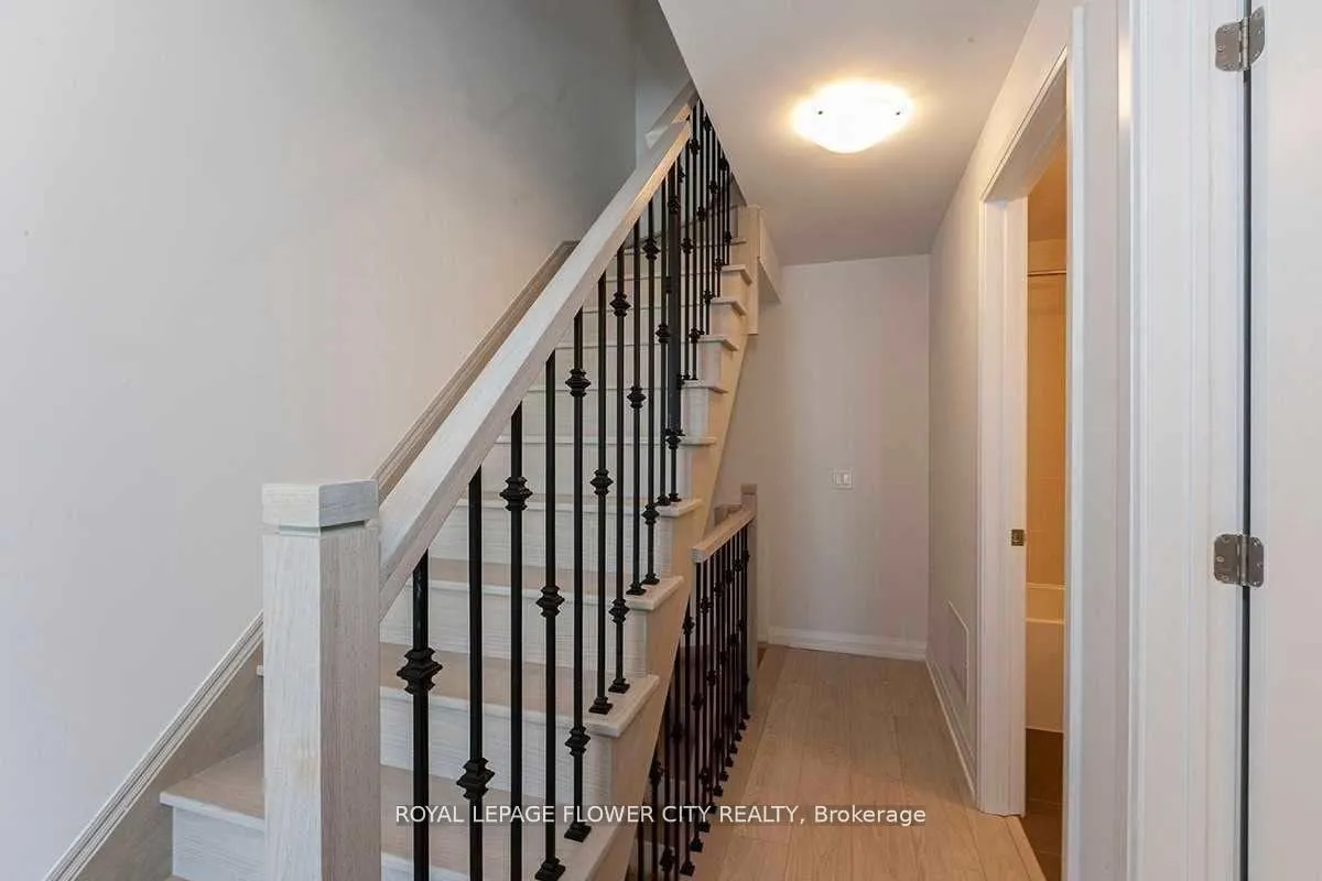 Photo 3 of Unit TH06, 1010 Portage Parkway, Vaughan, Concord — HOMEH
