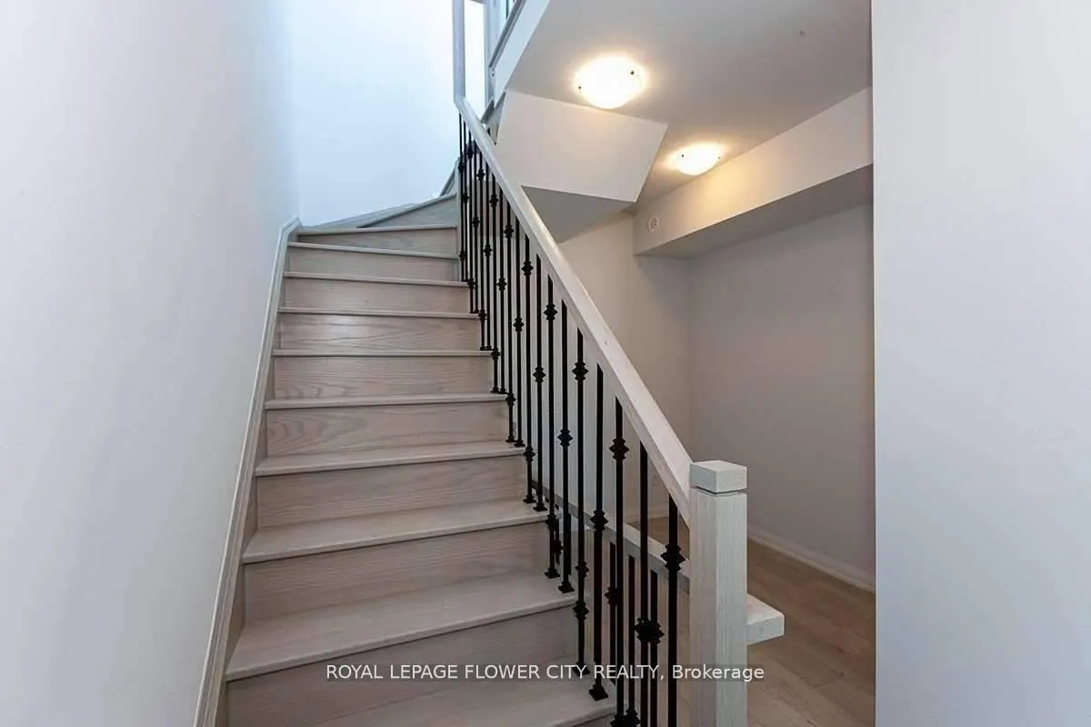 Photo 4 of Unit TH06, 1010 Portage Parkway, Vaughan, Concord — HOMEH